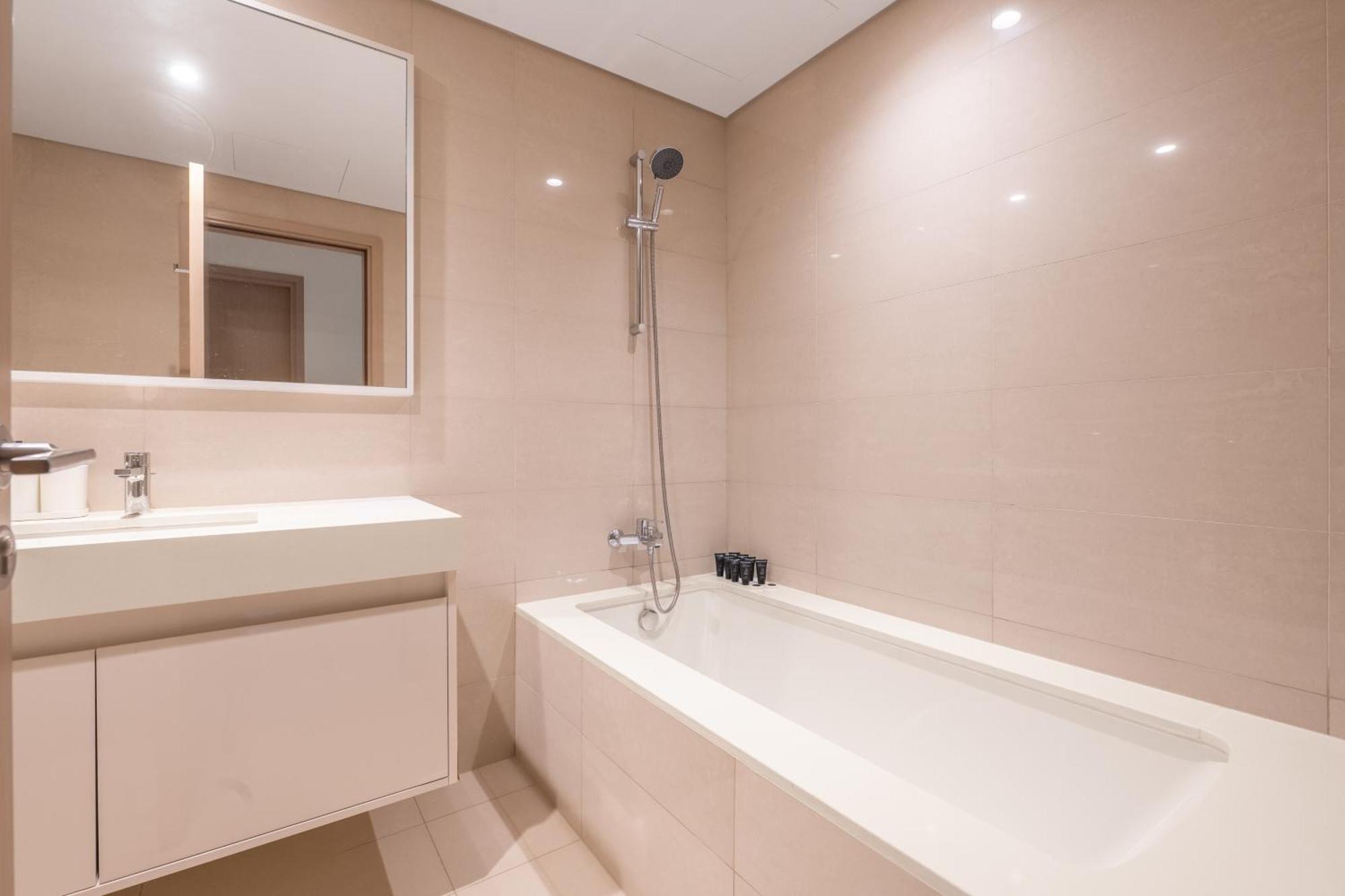 Elegant 2br In Burj Royale Dubai