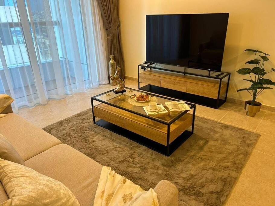 1bhk In Marina Near Tram *