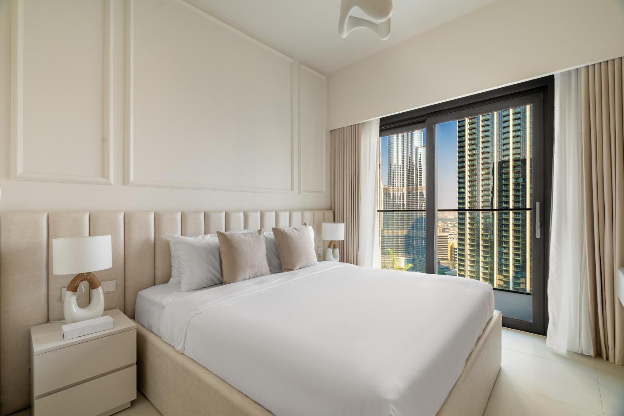 Burj Khalifa View Luxury Steps From Mall *