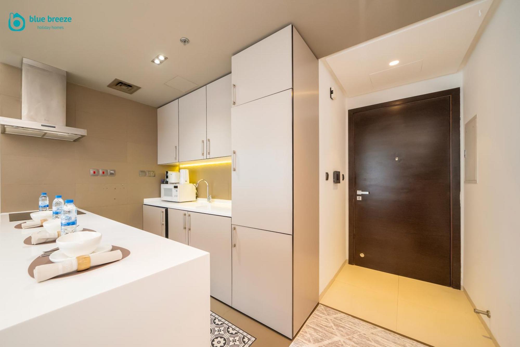 Blue Breeze - Modern With Partial Marina Views & Balcony *
