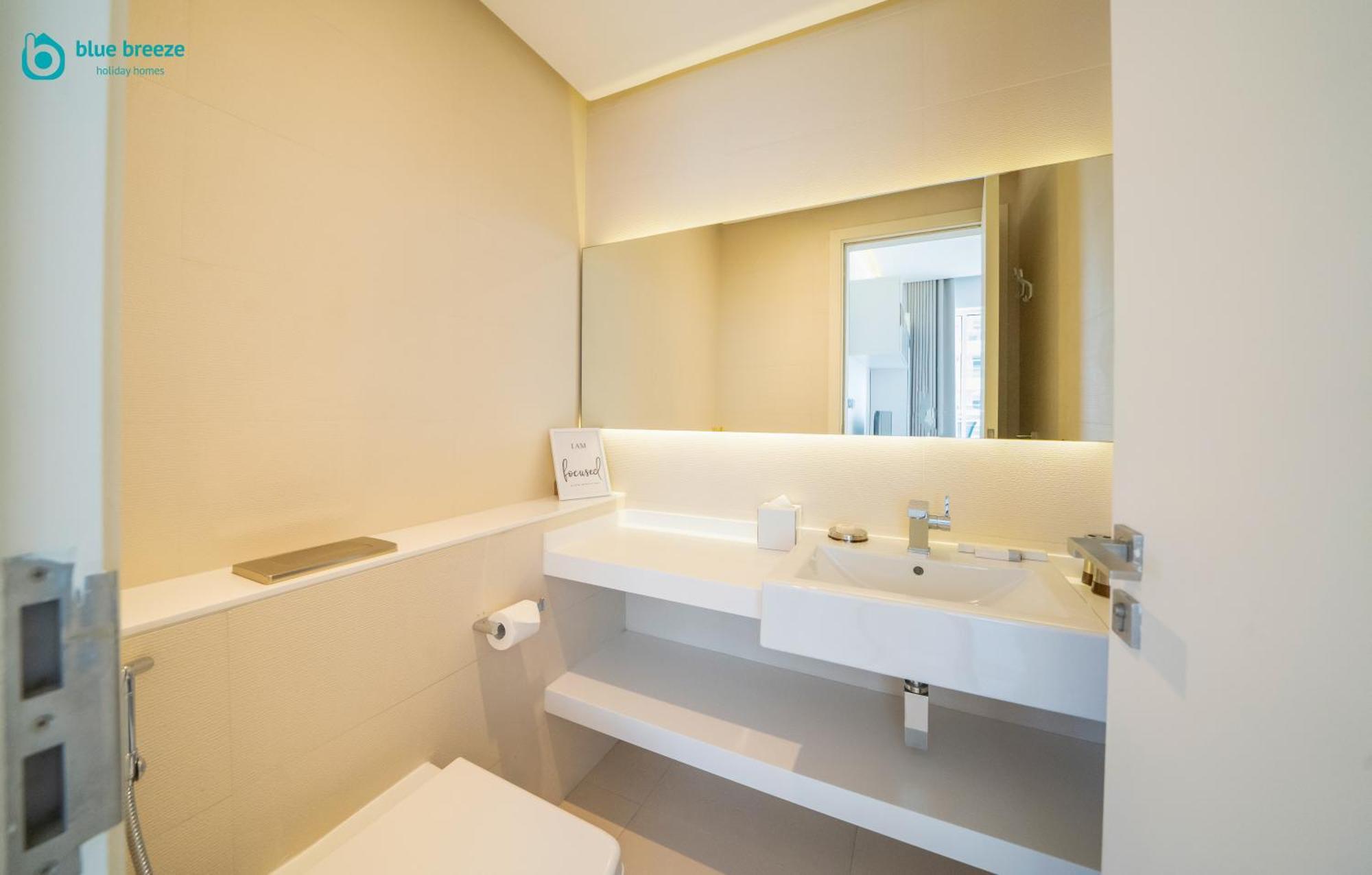 Blue Breeze - Modern With Partial Marina Views & Balcony *
