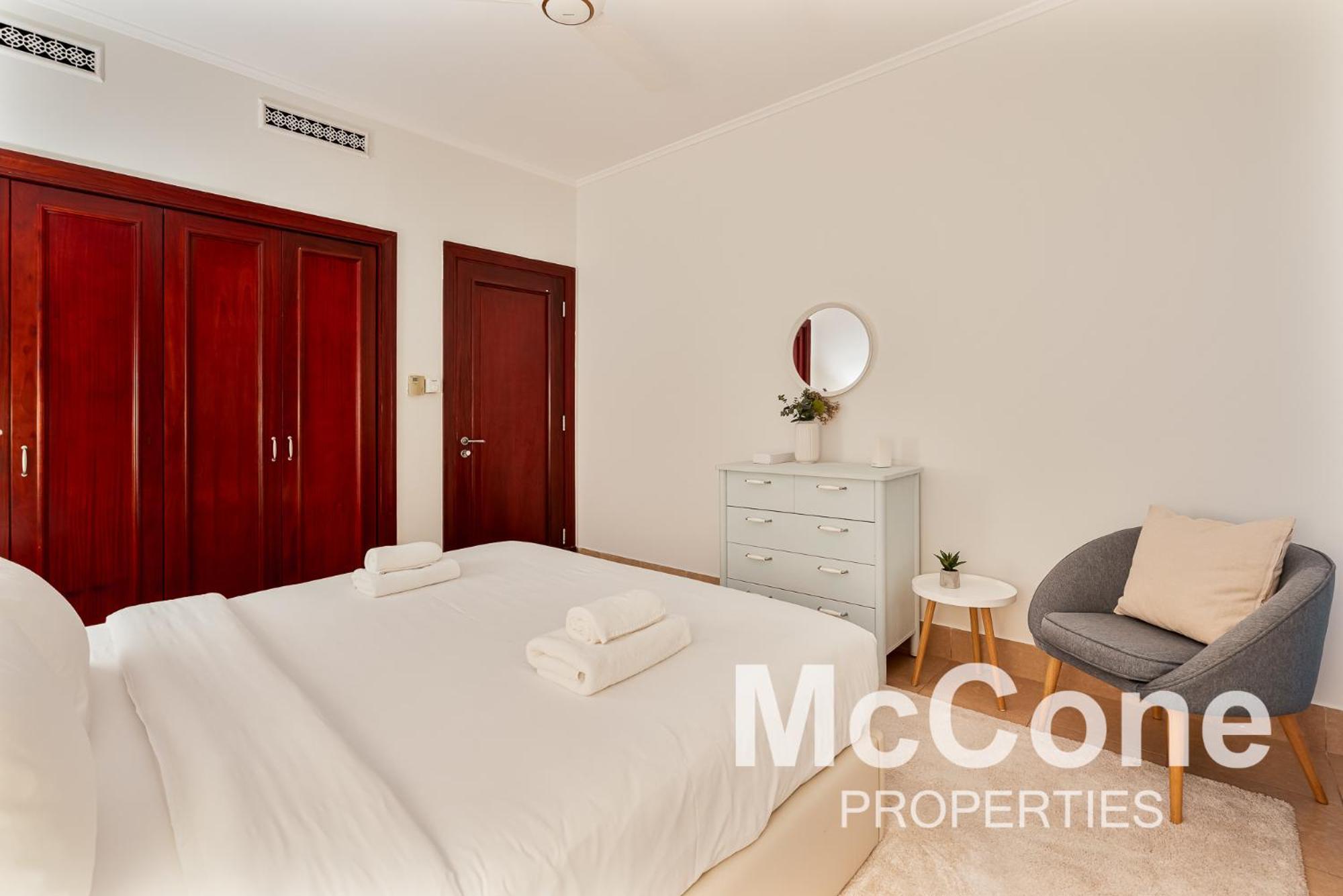 Downtown 2br With Iconic Burj Khalifa Views Apartment *