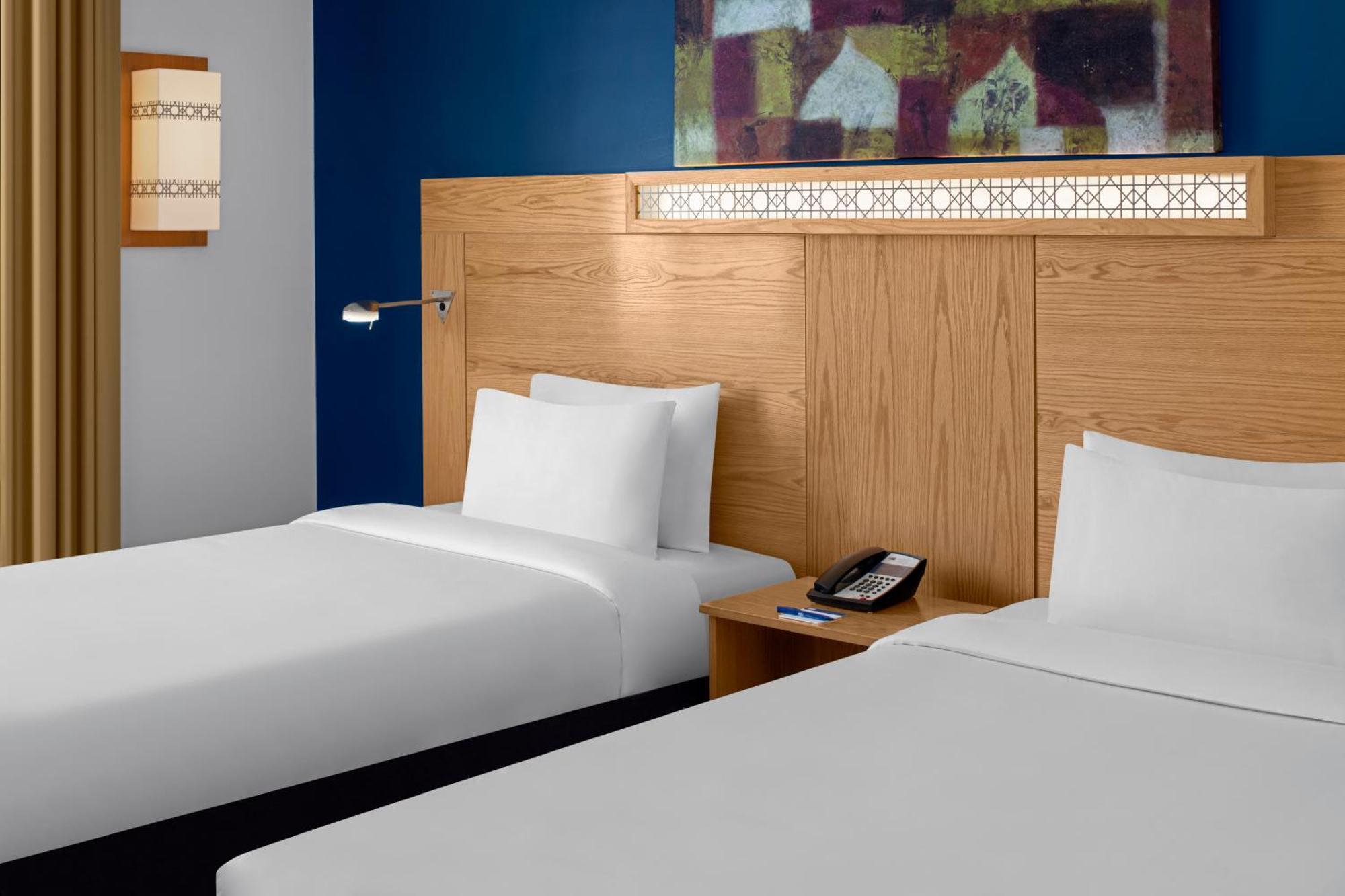Hotel Express Airport By Ihg 3*