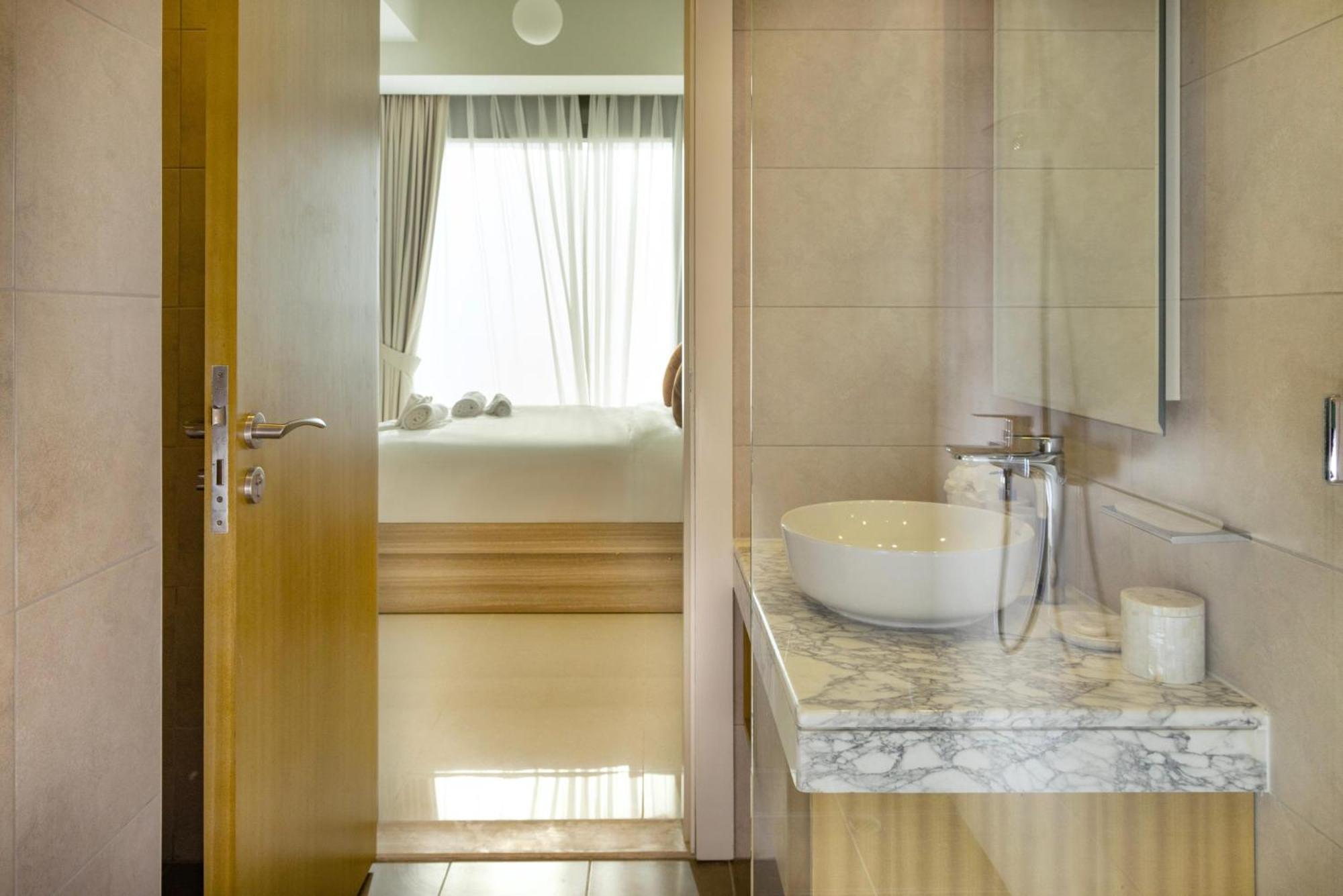Skyline Elegance - 2br High Floor - 5min Mall * Dubai
