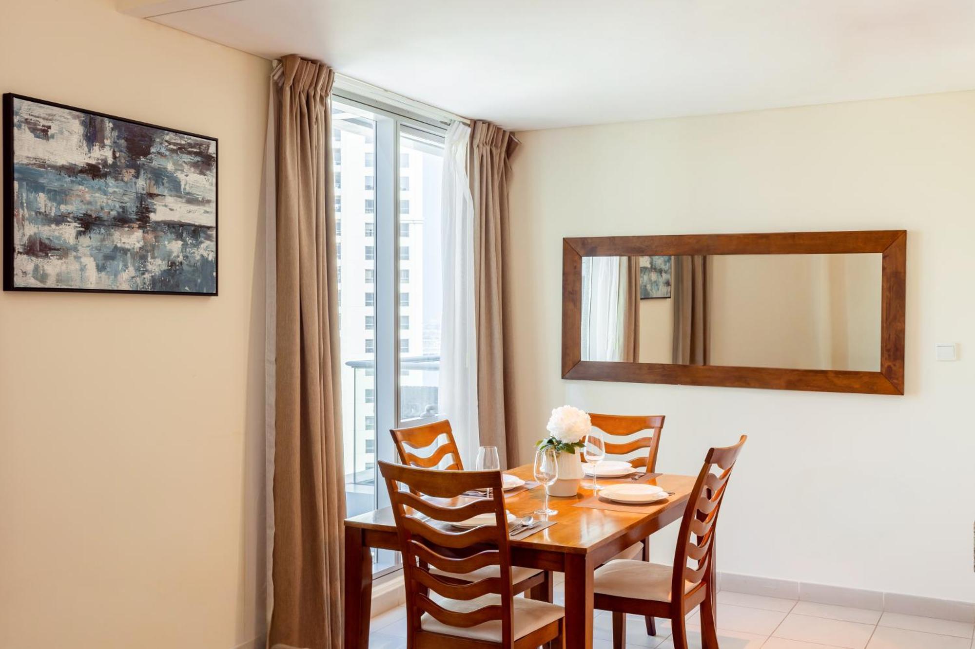 Elegant Escapes - 1b With Marina, Ain View Apartment Dubai