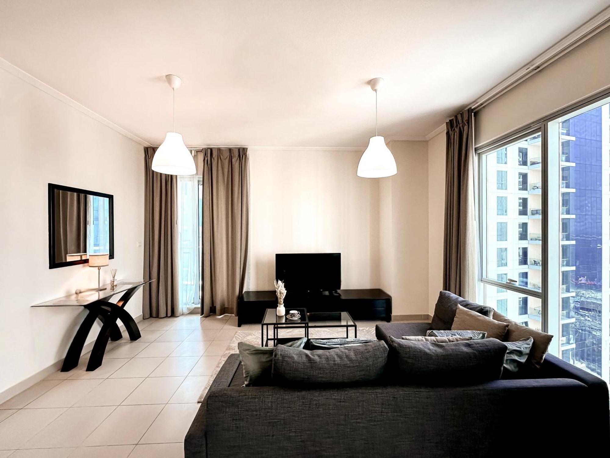 Elegant Escapes - 1b With Marina, Ain View Apartment Dubai