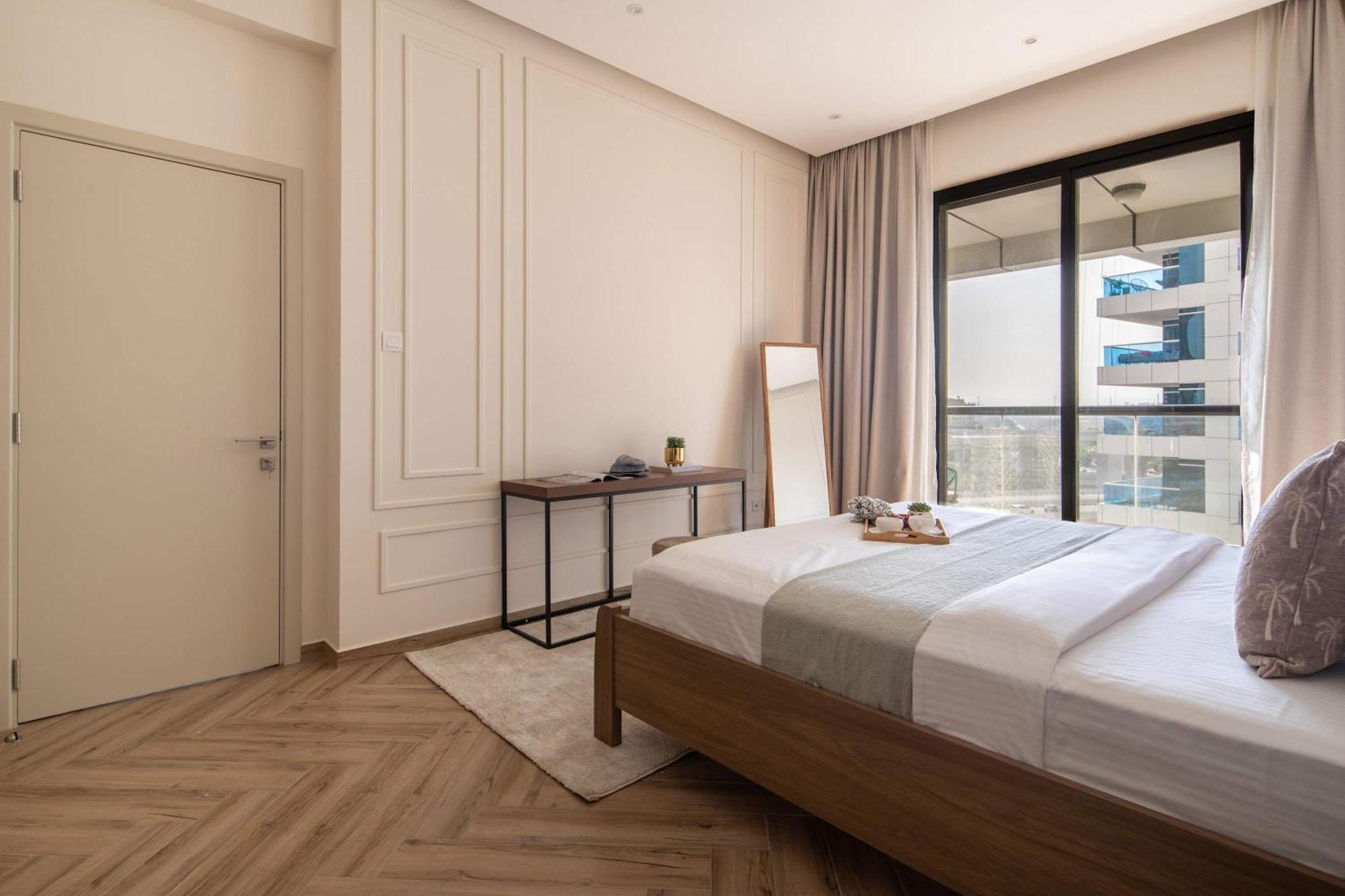 Frank Porter - Escan Tower Apartment Dubai