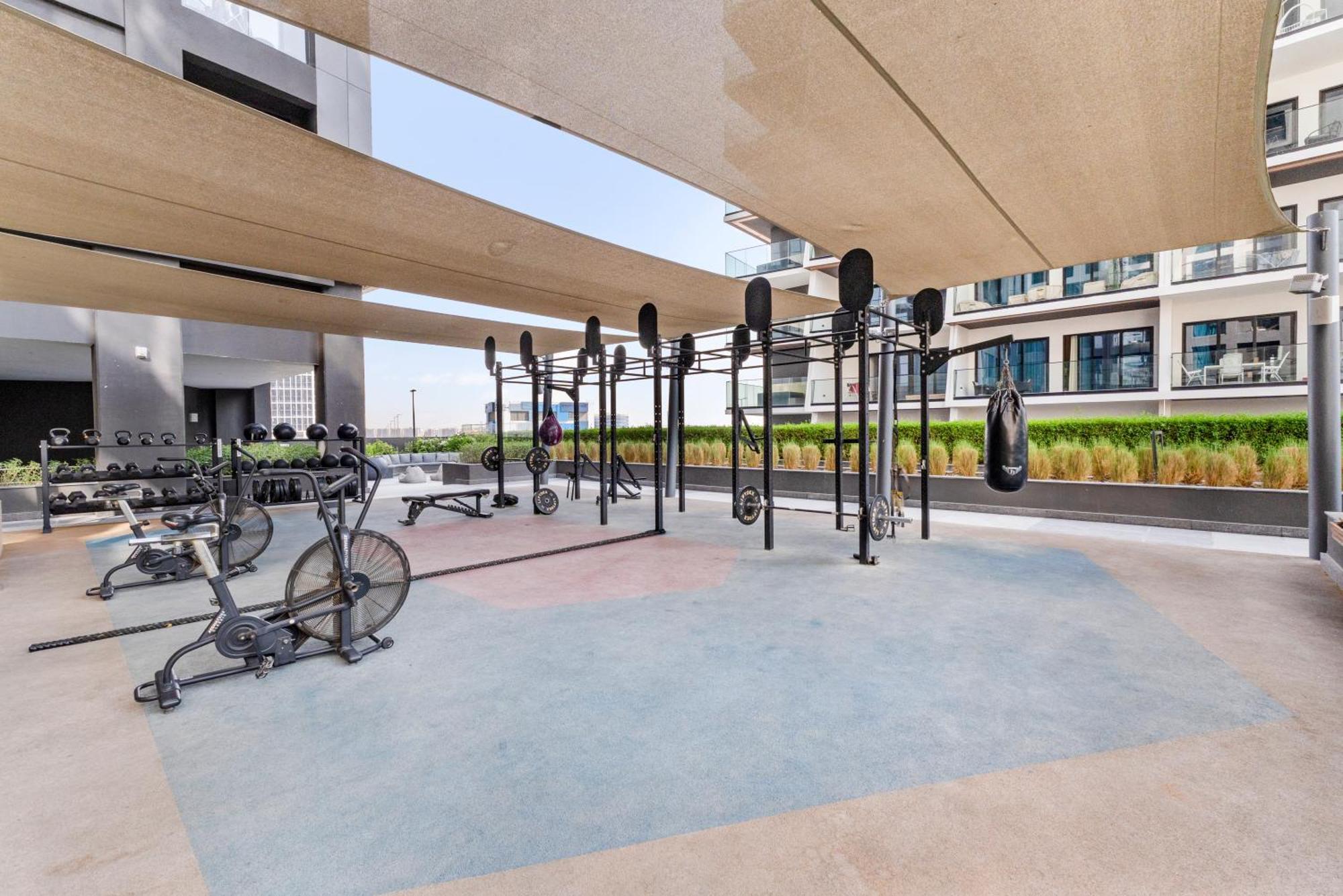 Waves - Modern With Balcony In Business Bay Apartment