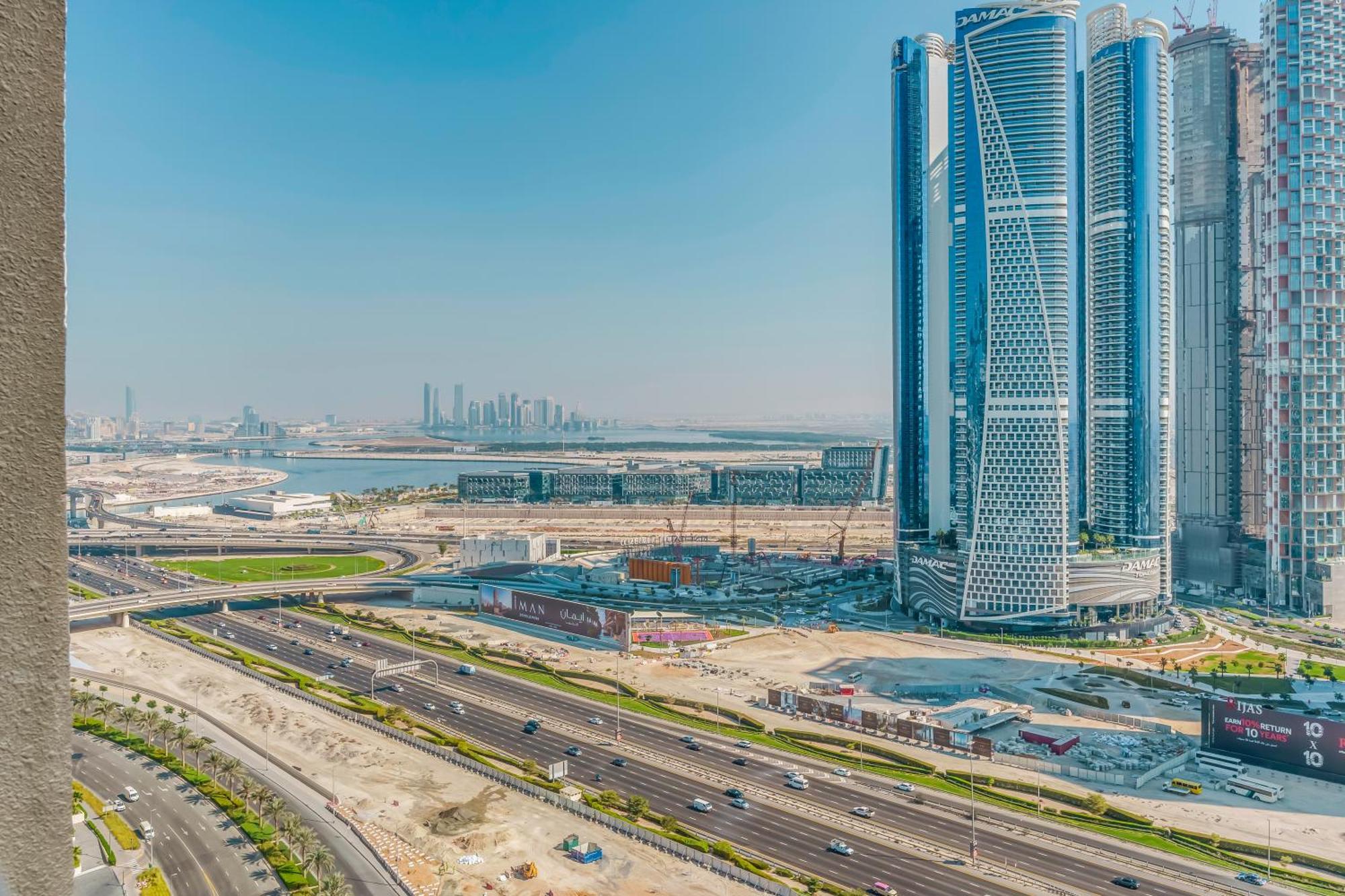 Waves - Modern With Balcony In Business Bay Apartment *
