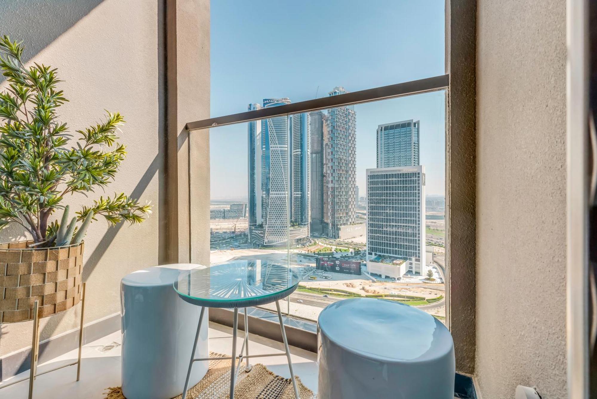 Waves - Modern With Balcony In Business Bay