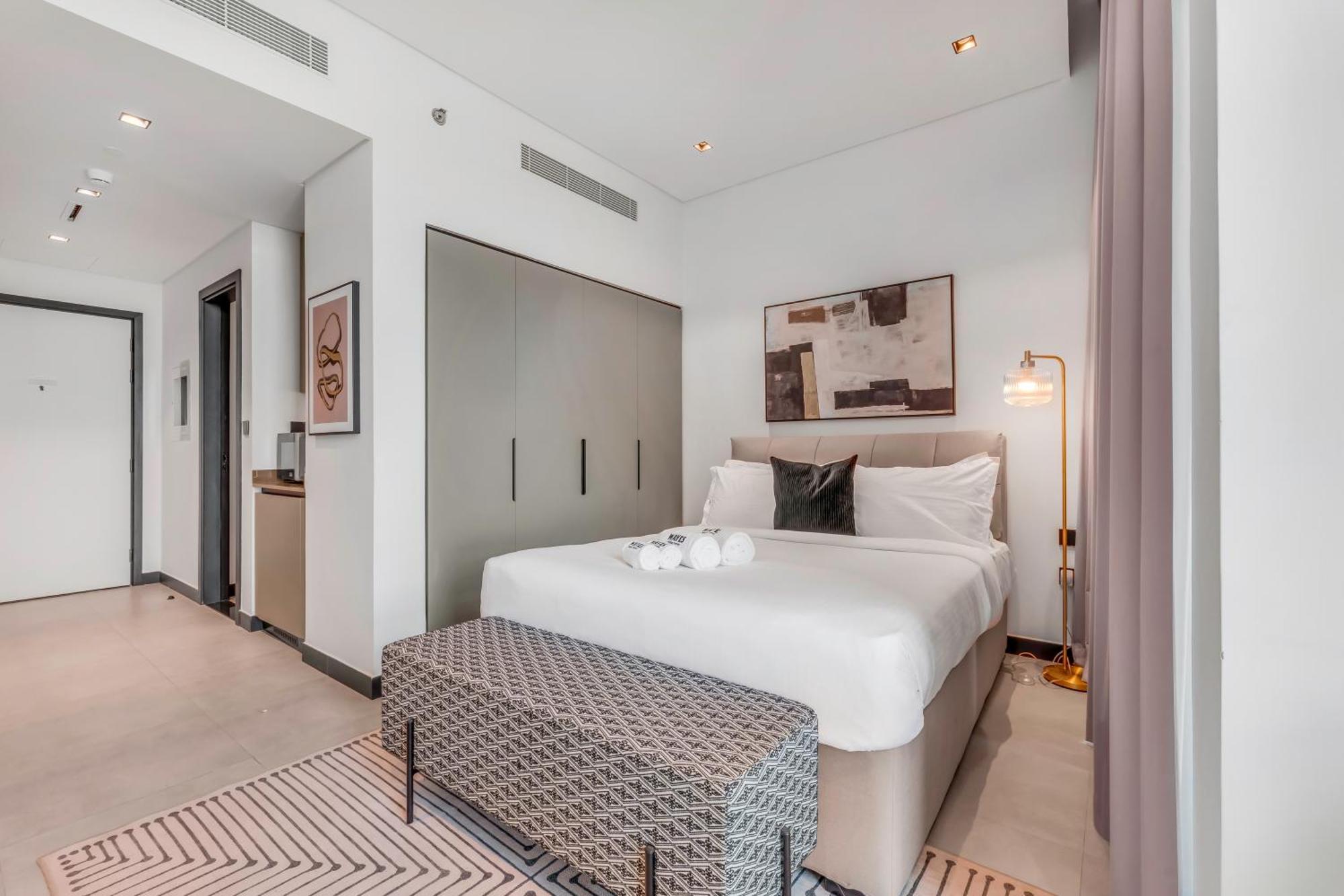 Waves - Modern With Balcony In Business Bay