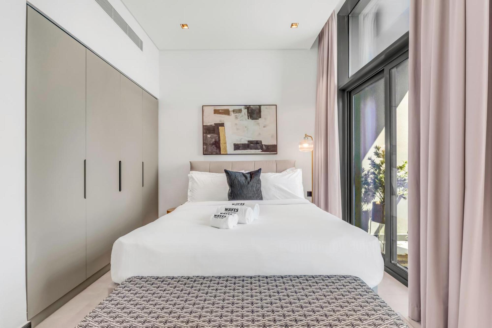 Waves - Modern With Balcony In Business Bay Apartment *