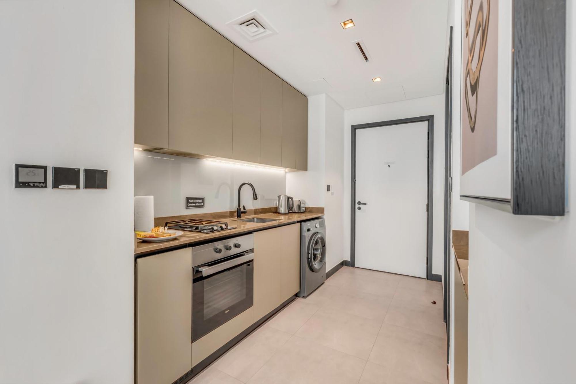 Waves - Modern With Balcony In Business Bay *