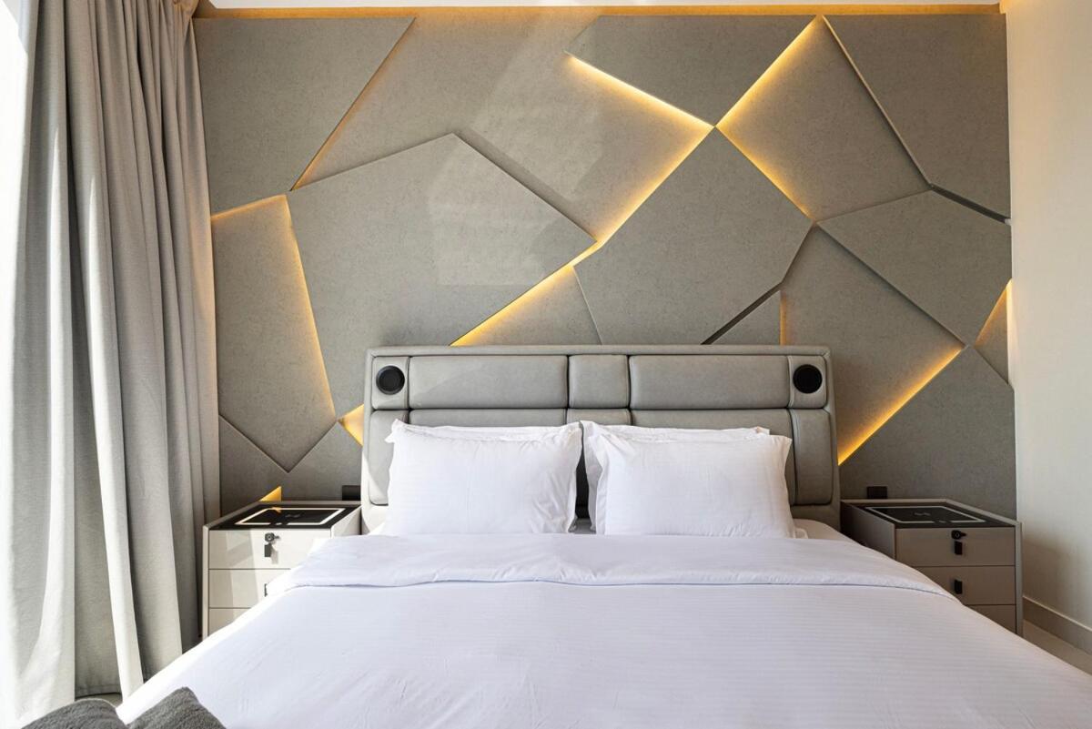 Modern Stylish 2 Bedroom With Burj Khalifa View Apartment