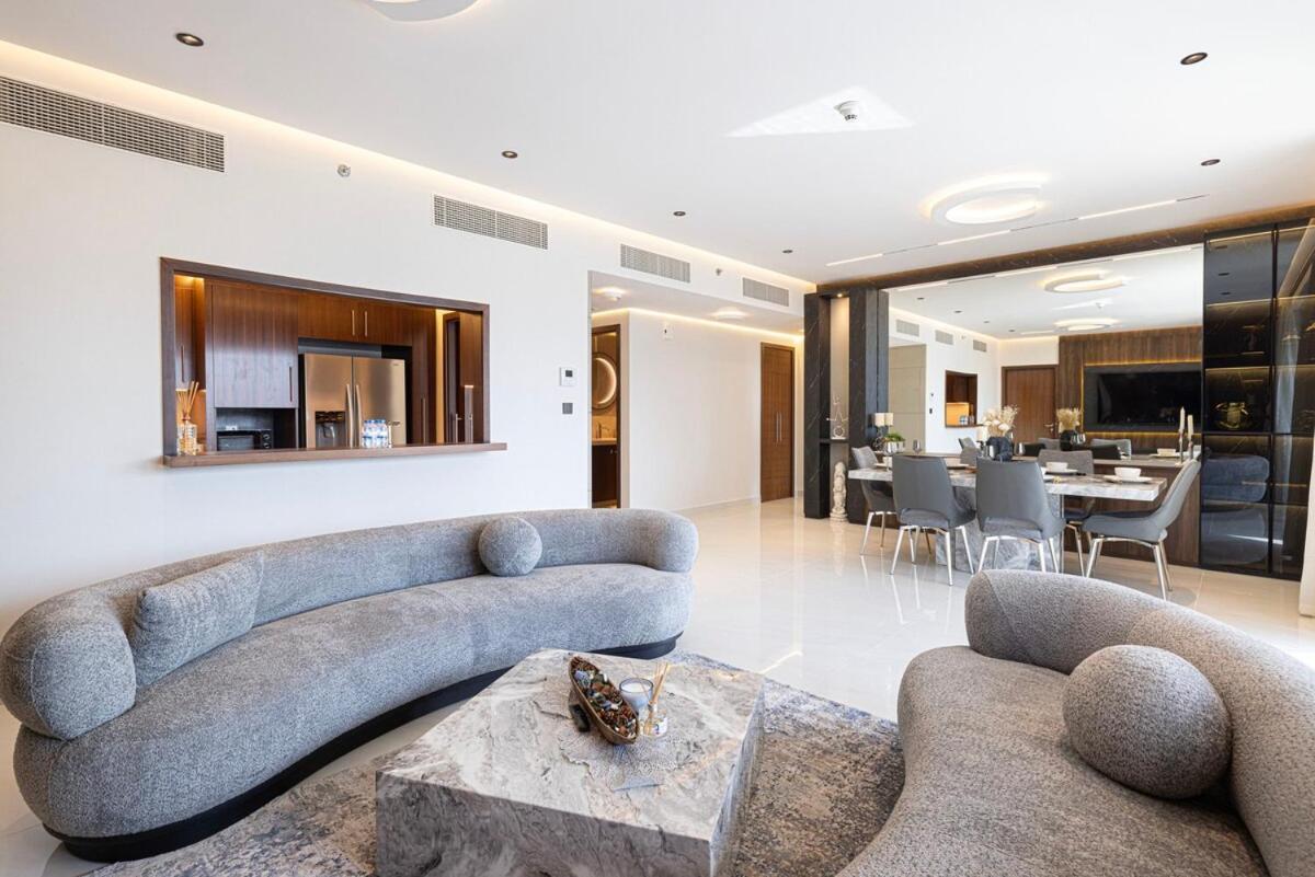 Modern Stylish 2 Bedroom With Burj Khalifa View Apartment *