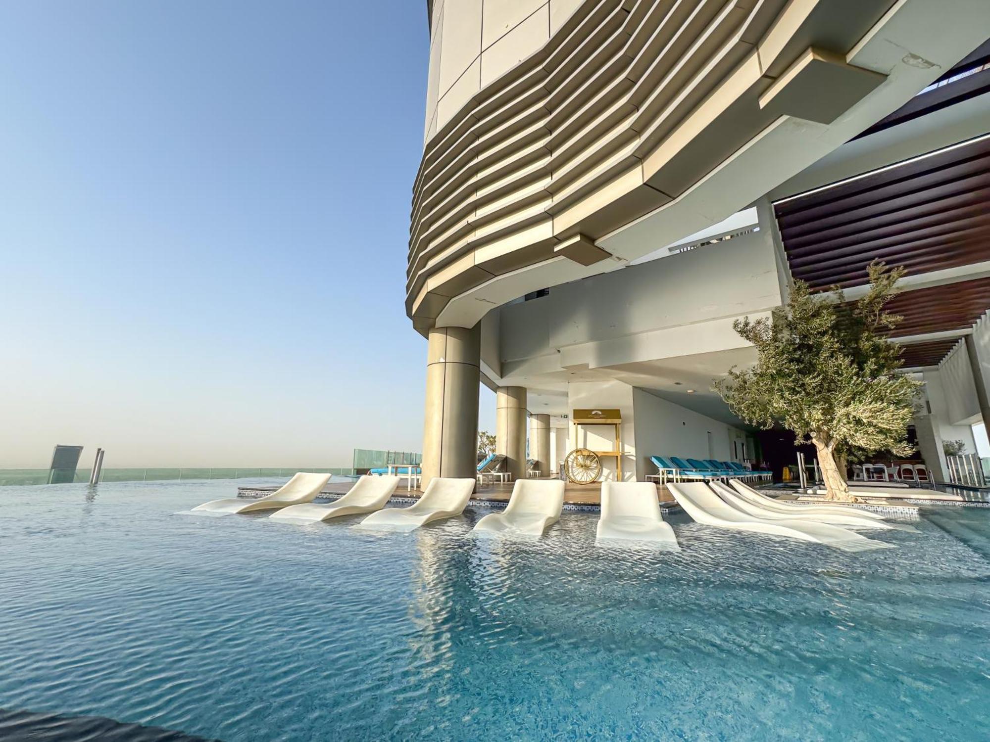 Stunning 2br With Burj View & Infinity Pool Apartment *