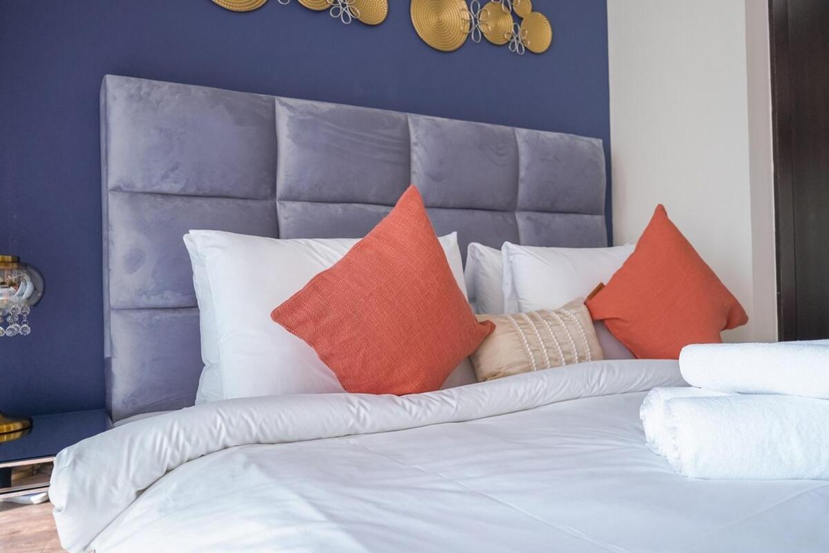 Stylish Perfect For 2 In Sports Apartment Dubai