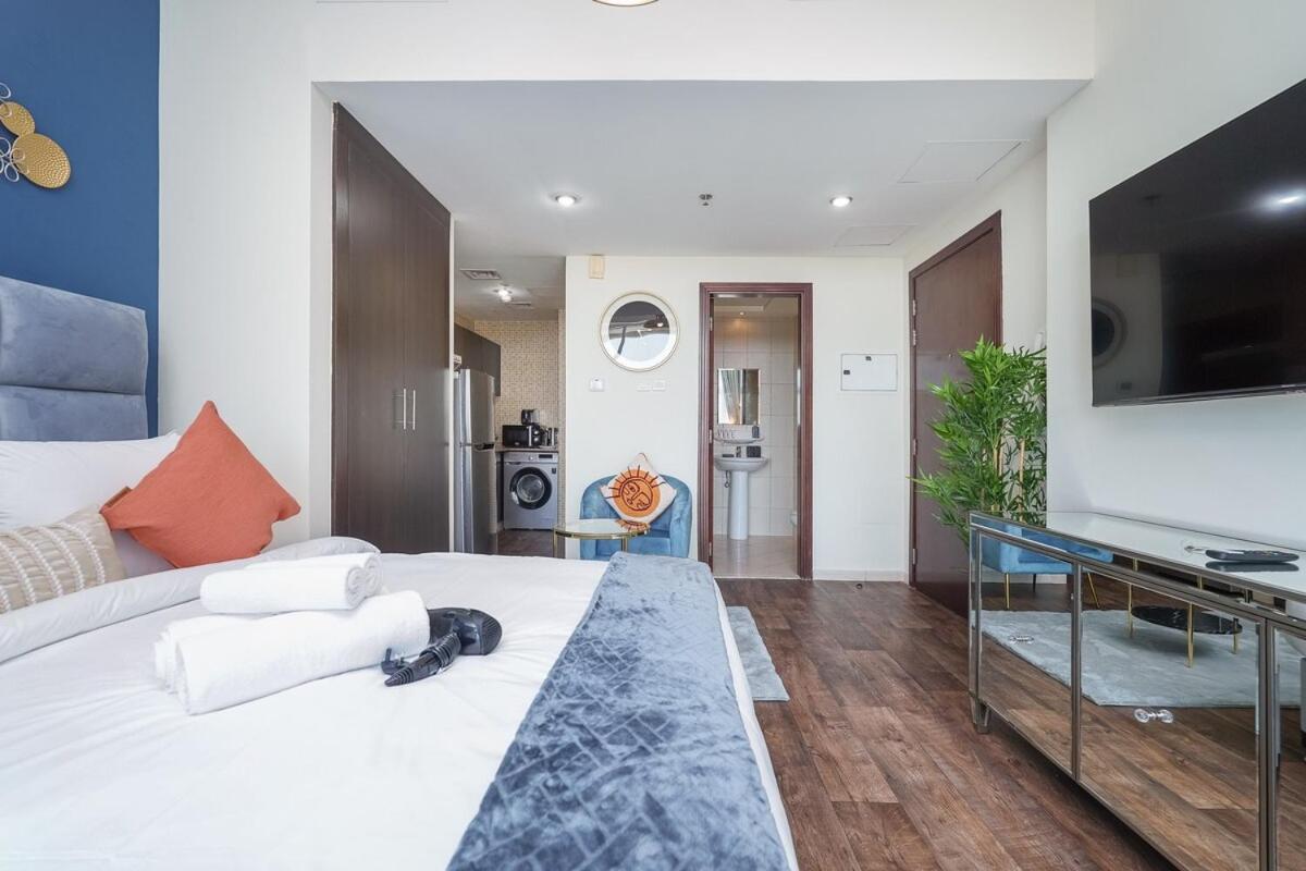 Apartment Stylish Perfect For 2 In Sports Dubai