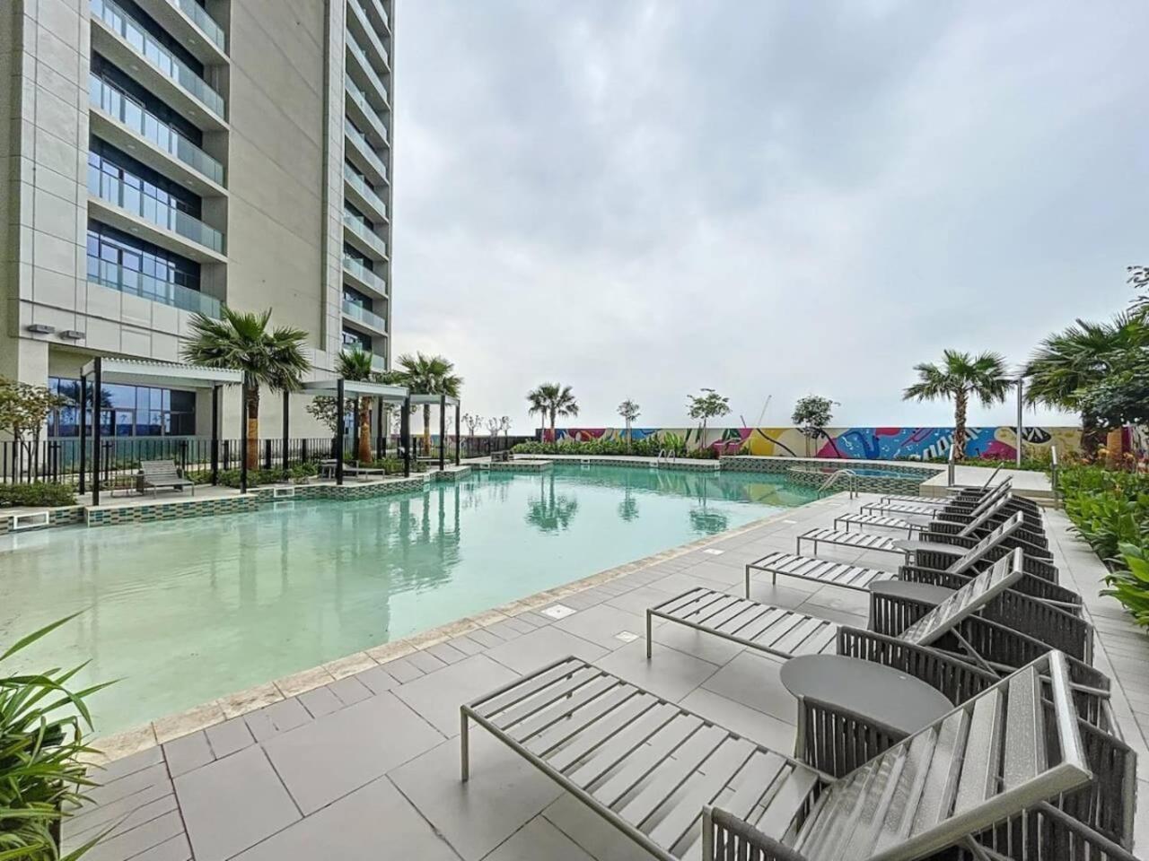 Aykon - Stunning Two Bedroom With View Apartment