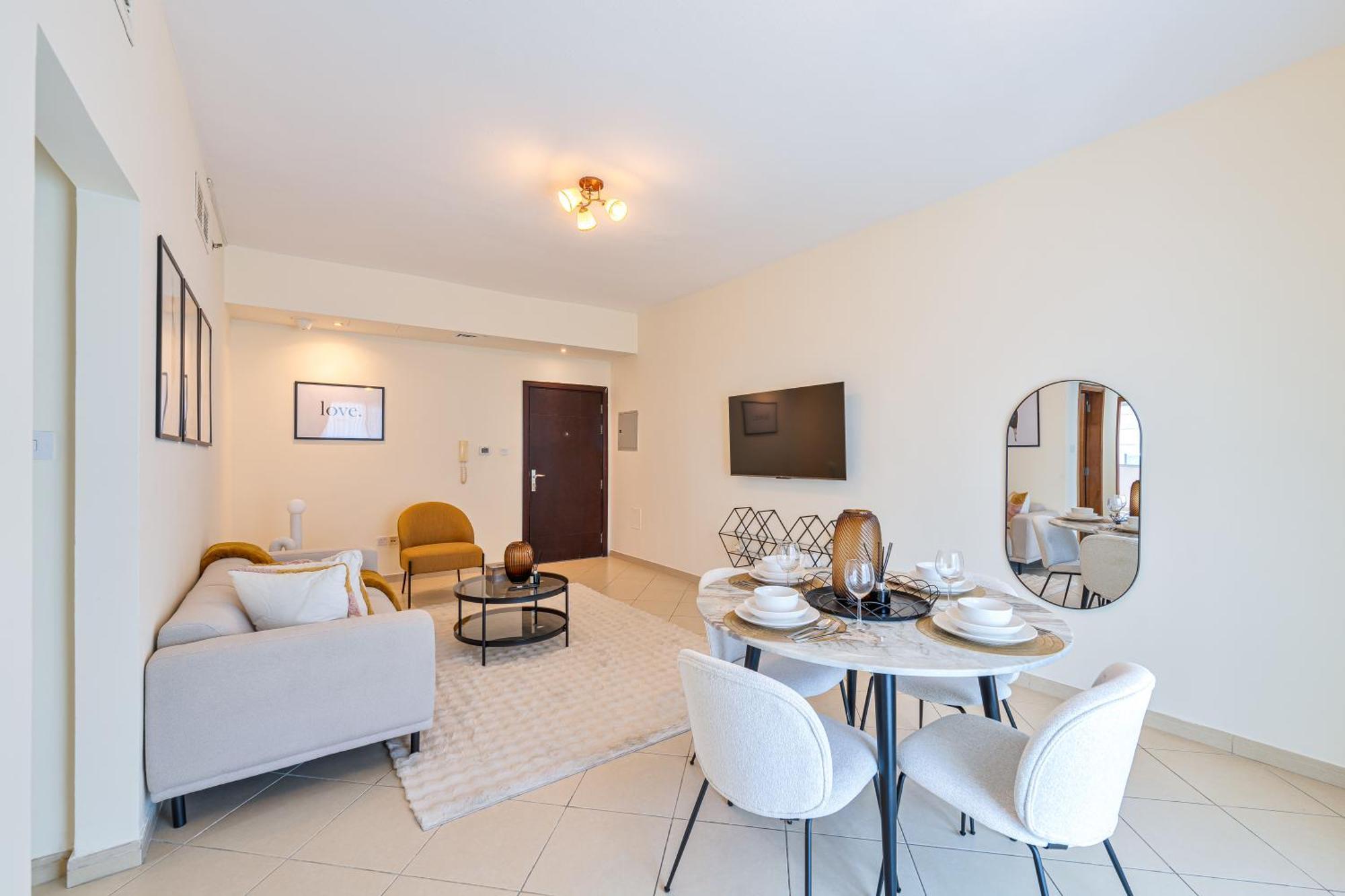 Marcopolo - Lavish 2br Next To Metro & Tram Apartment