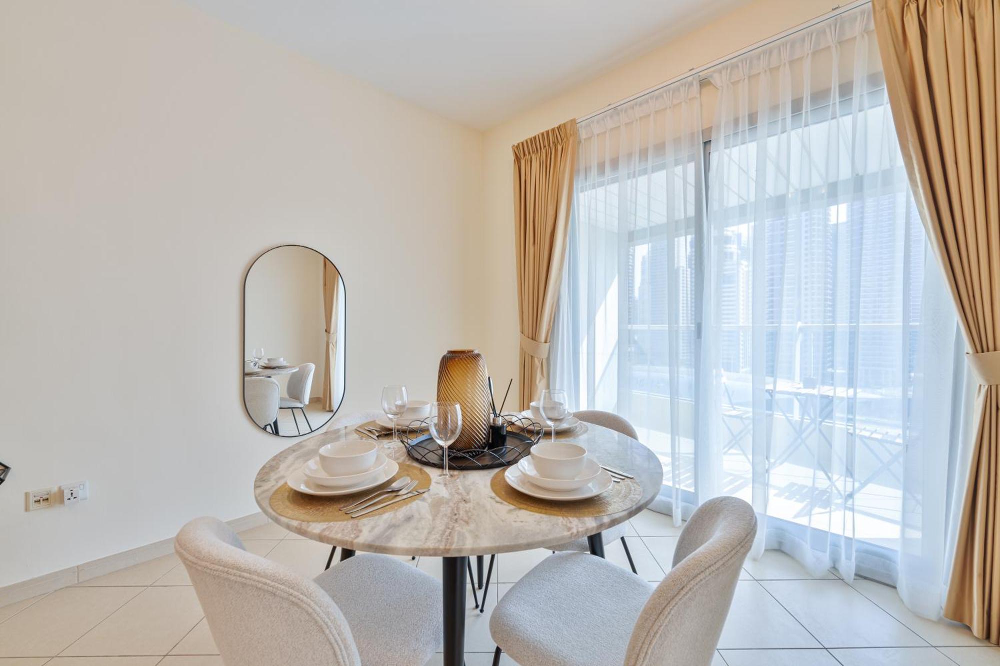 Marcopolo - Lavish 2br Next To Metro & Tram Apartment