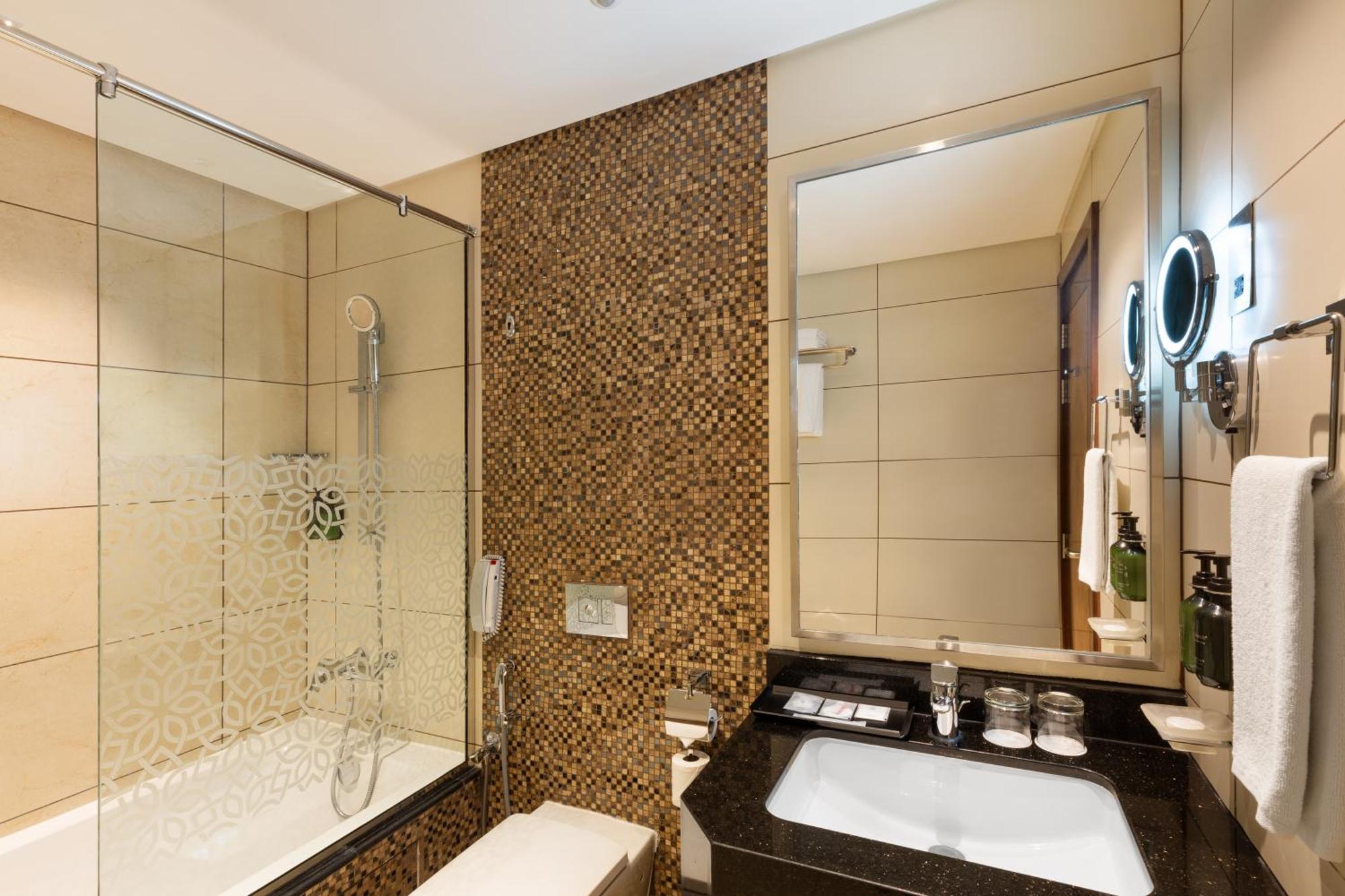Royal Continental Business Bay Aparthotel 5*