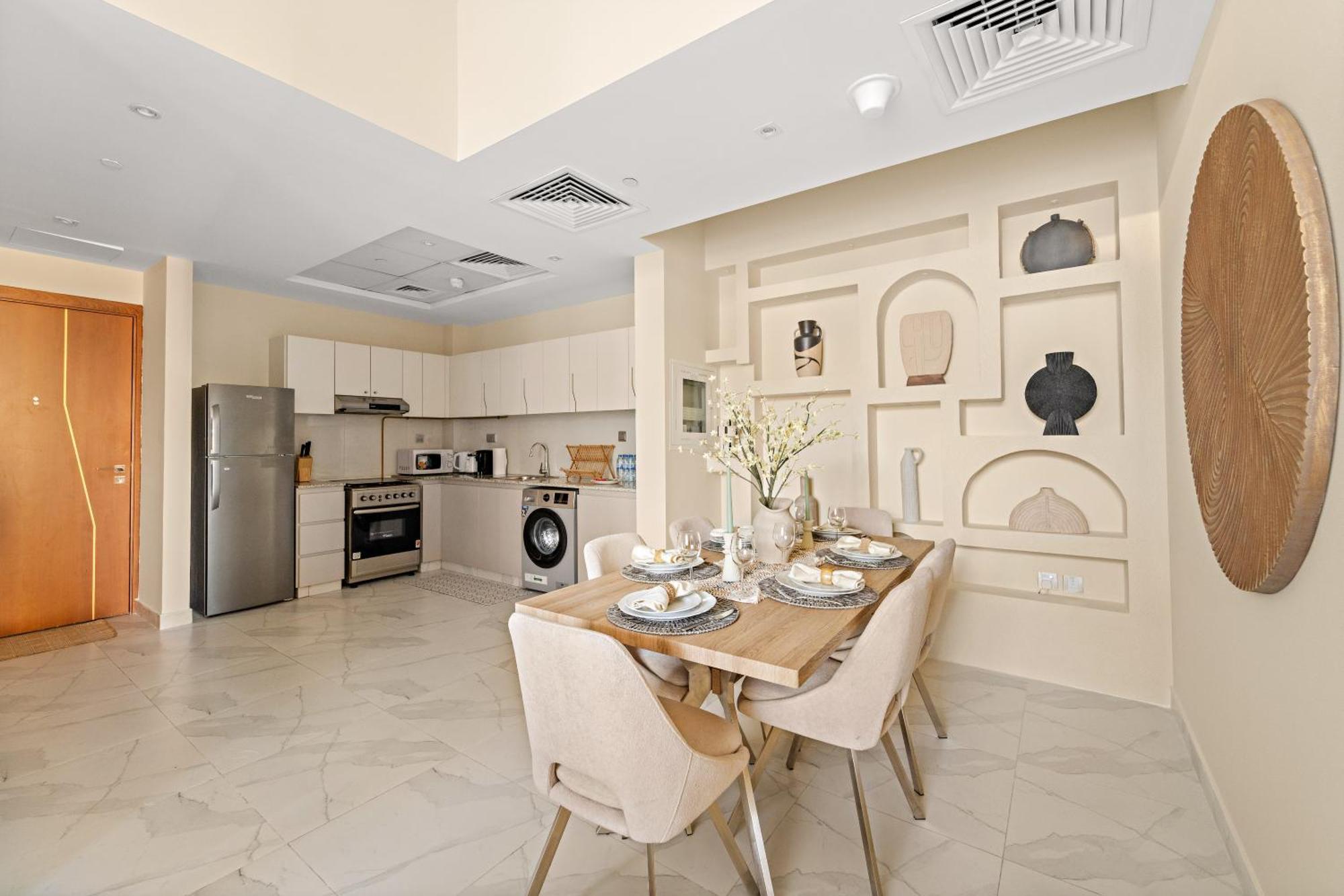 Apartment Stunning Waterfront Burj Views With Pool & Gym, Sleeps 6 *
