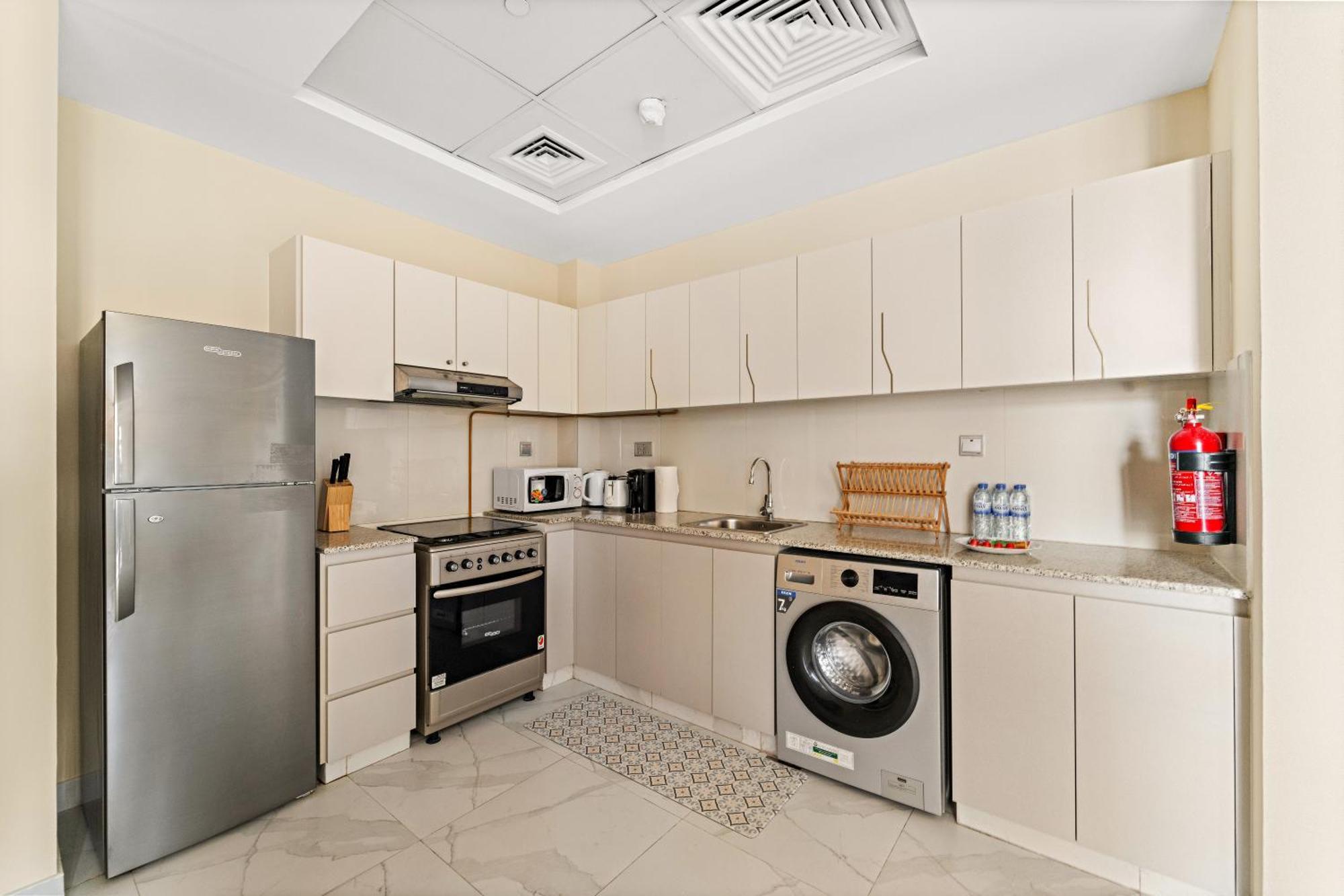 Stunning Waterfront Burj Views With Pool & Gym, Sleeps 6 Dubai
