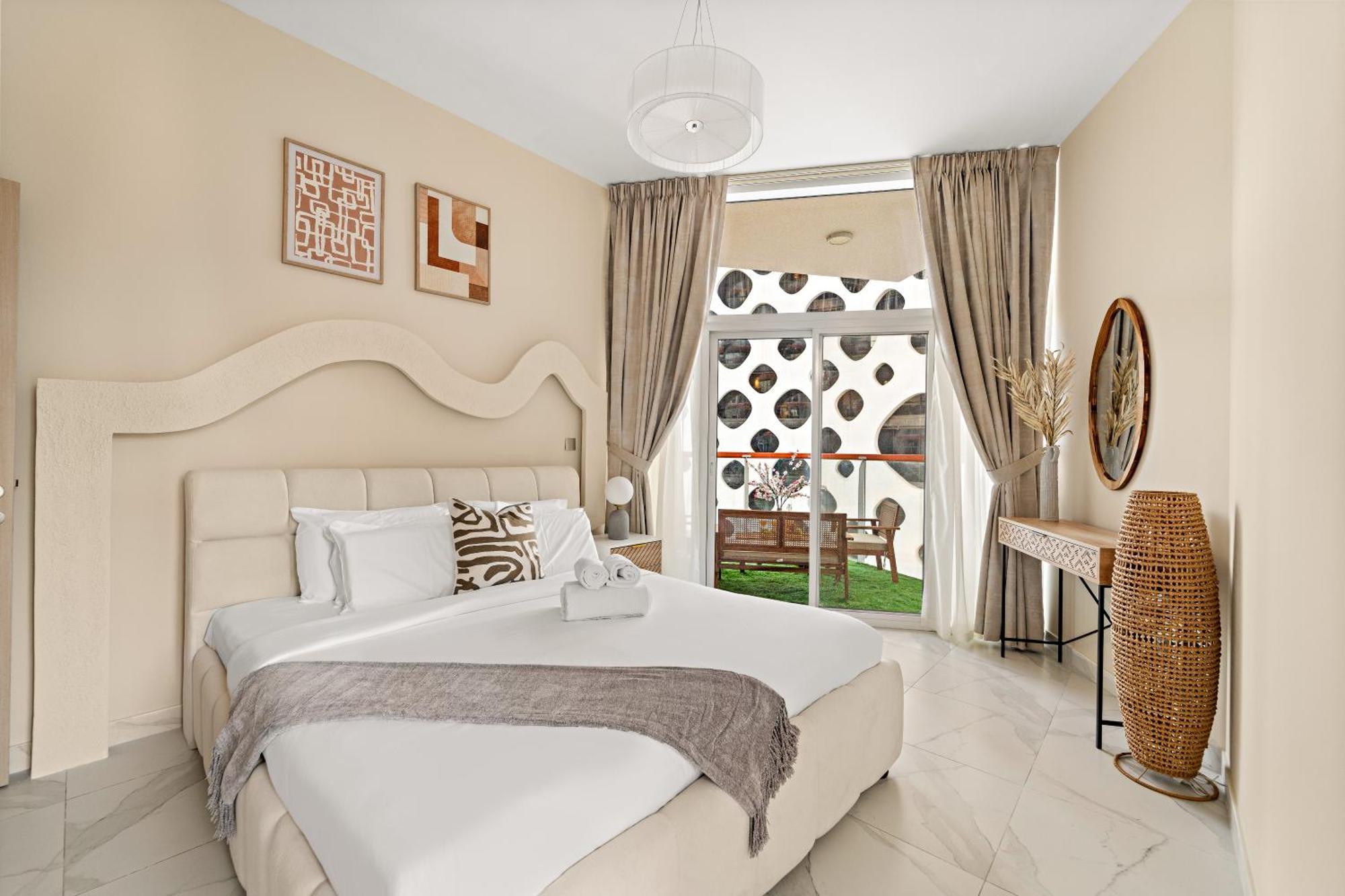 Apartment Stunning Waterfront Burj Views With Pool & Gym, Sleeps 6