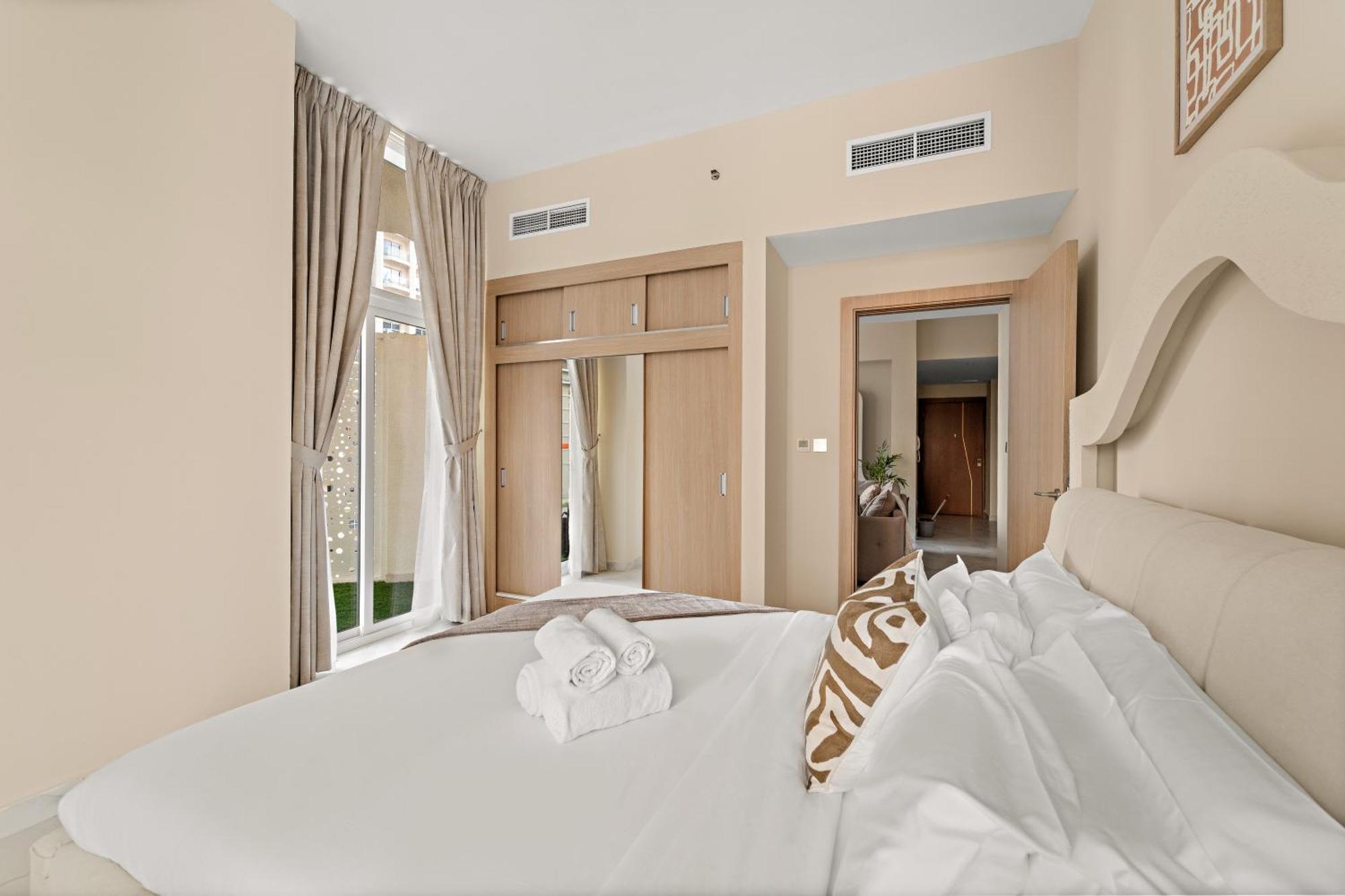 Stunning Waterfront Burj Views With Pool & Gym, Sleeps 6 Apartment Dubai