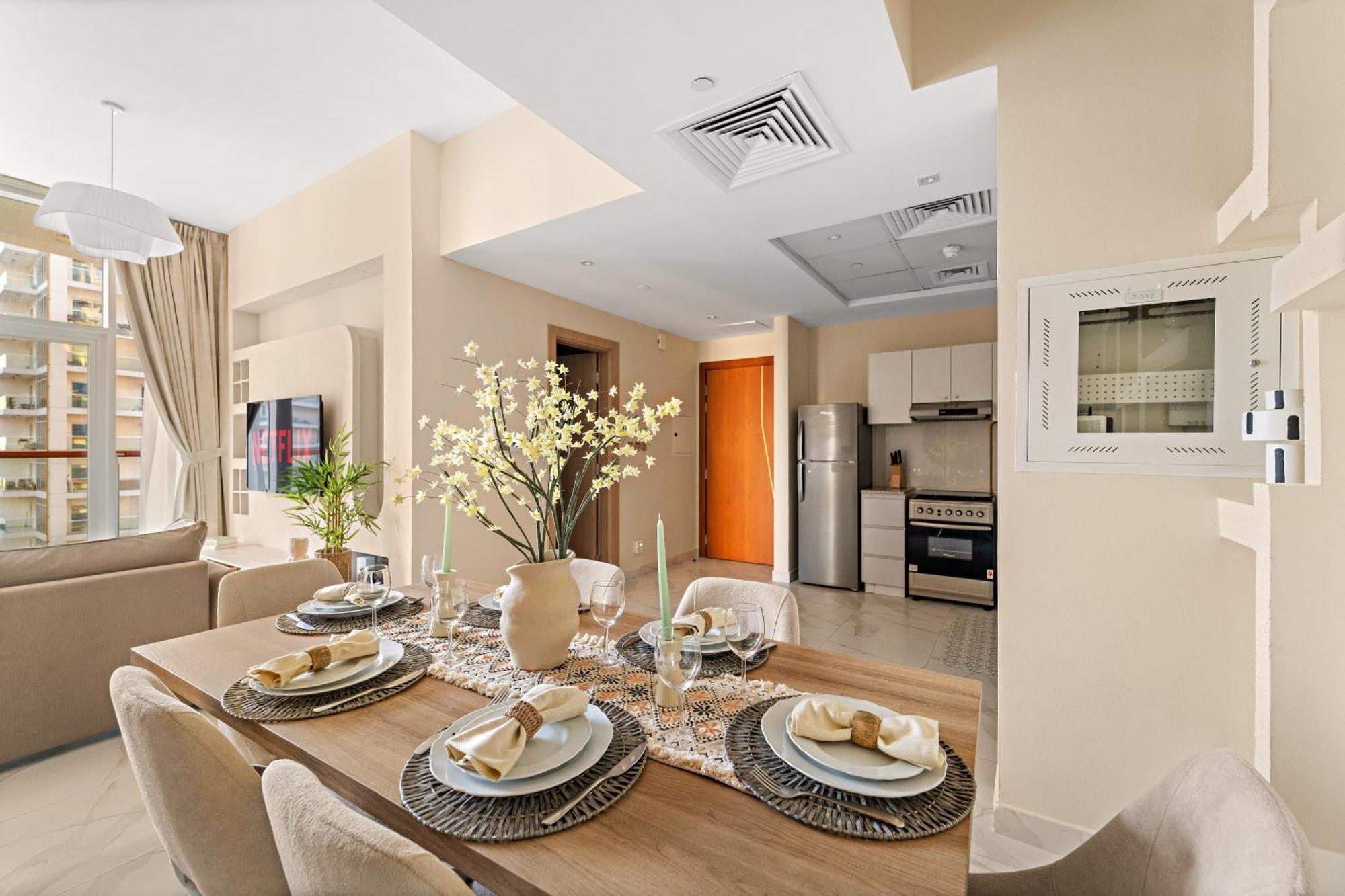 Stunning Waterfront Burj Views With Pool & Gym, Sleeps 6 Dubai