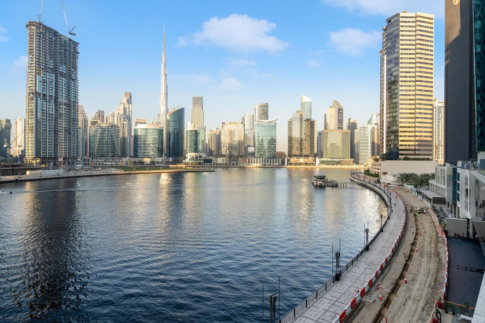 Apartment Stunning Waterfront Burj Views With Pool & Gym, Sleeps 6