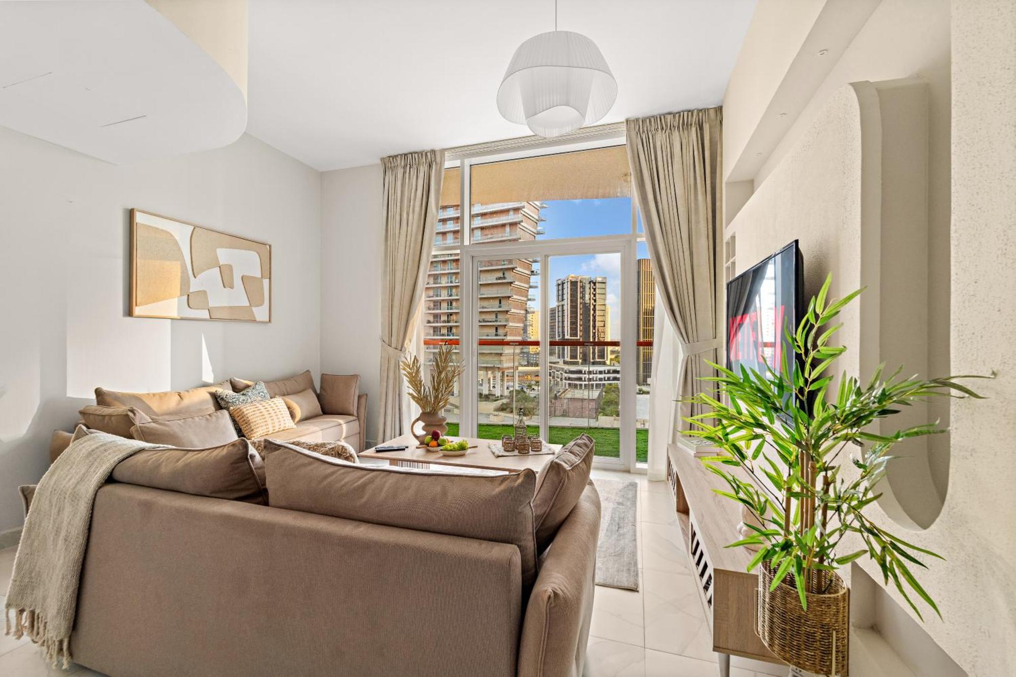 Stunning Waterfront Burj Views With Pool & Gym, Sleeps 6 *