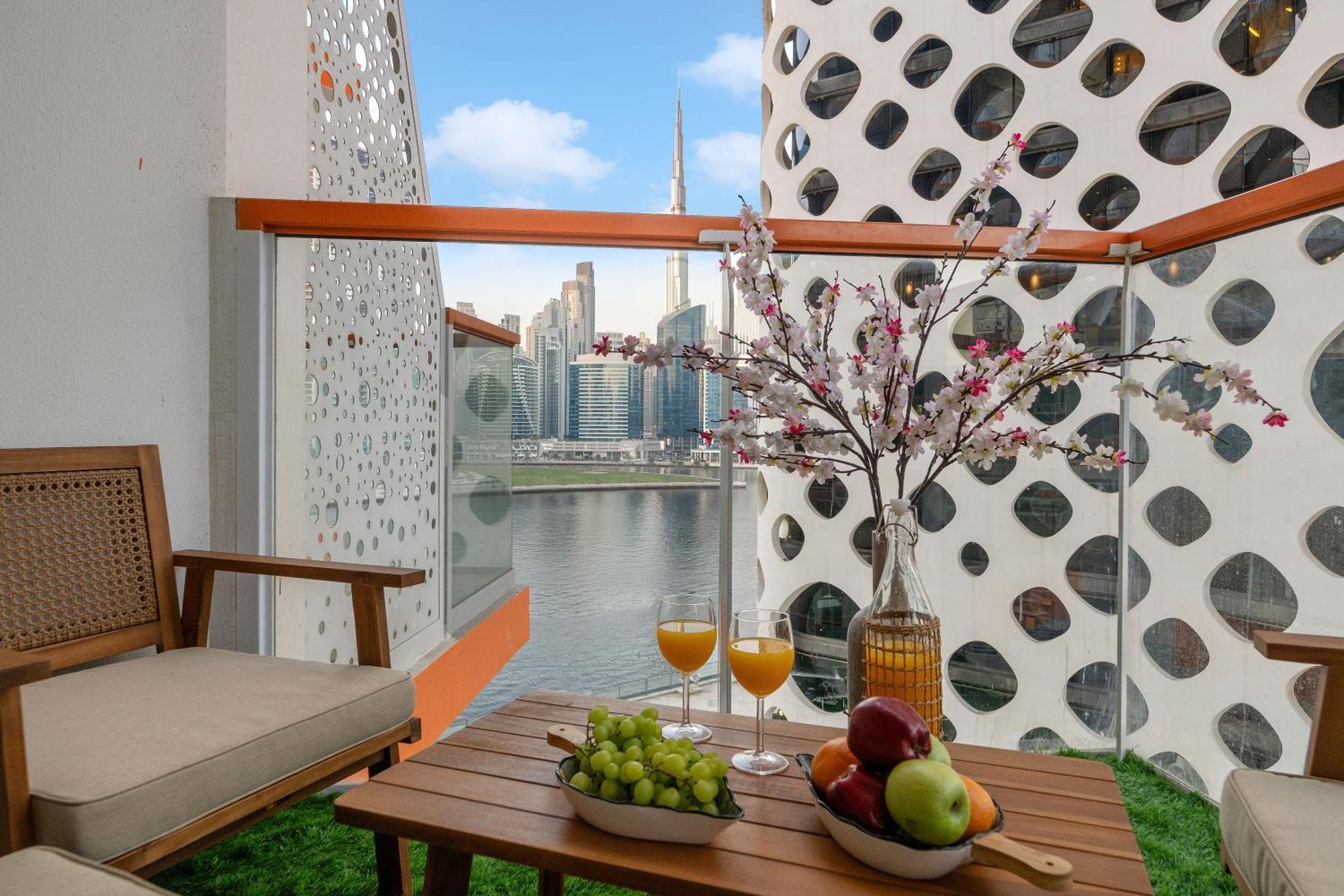 Stunning Waterfront Burj Views With Pool & Gym, Sleeps 6 Apartment