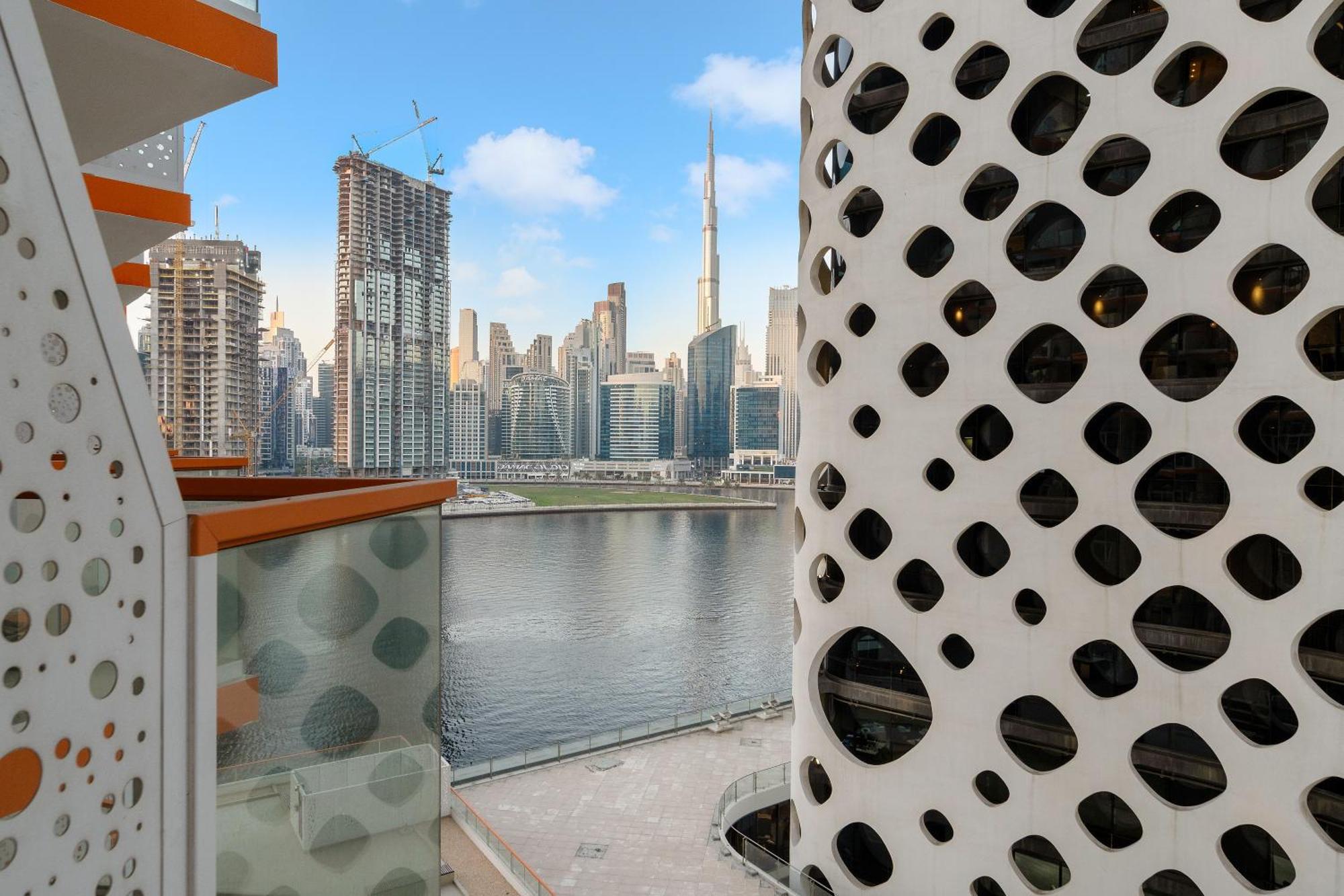 Apartment Stunning Waterfront Burj Views With Pool & Gym, Sleeps 6 Dubai