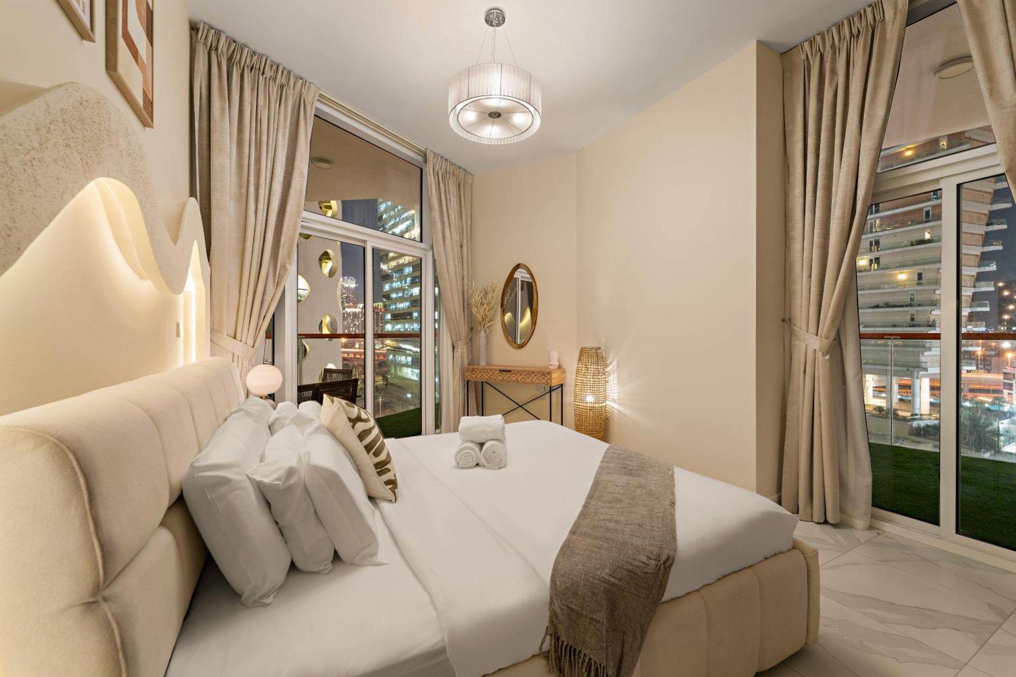 Stunning Waterfront Burj Views With Pool & Gym, Sleeps 6 *