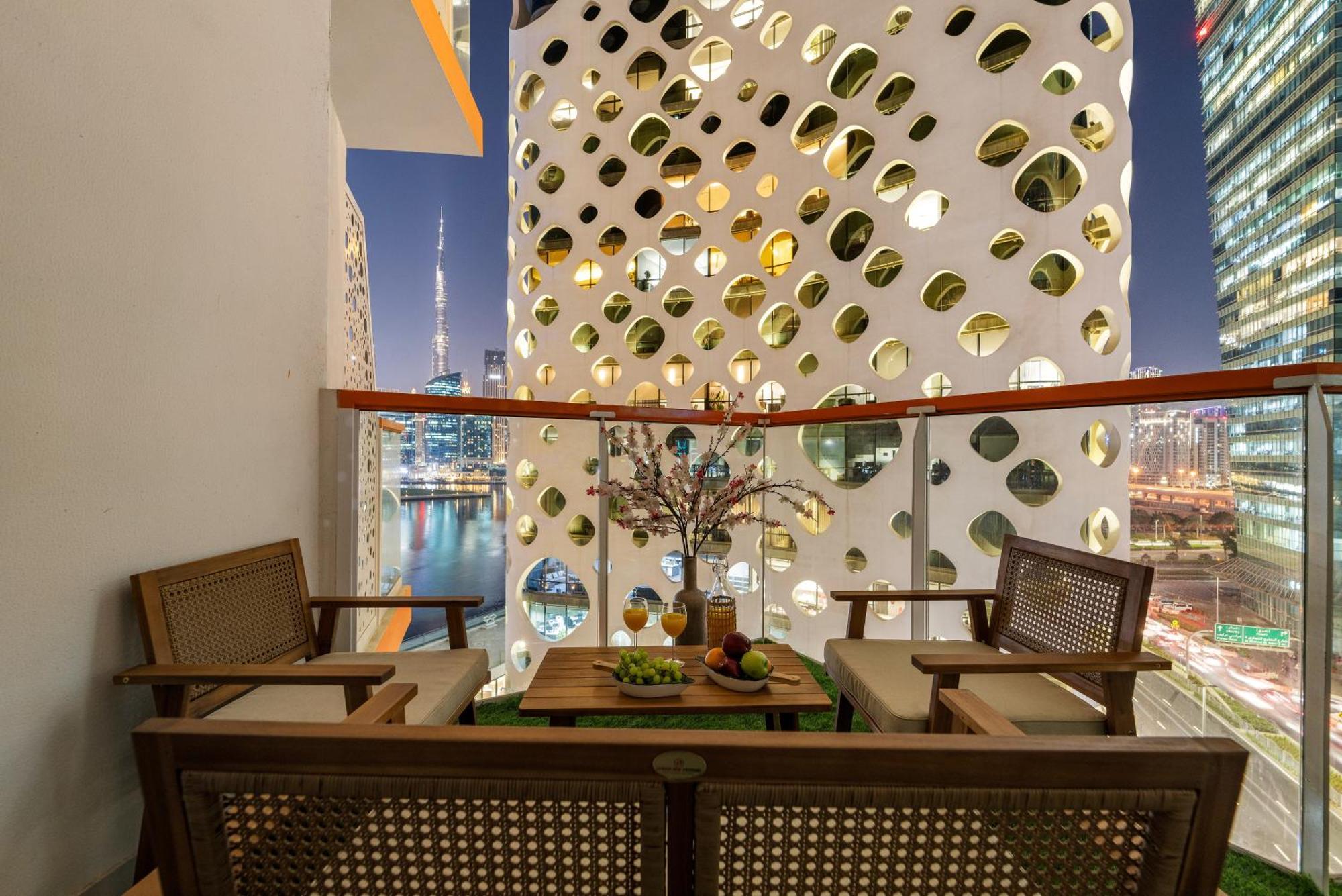 Stunning Waterfront Burj Views With Pool & Gym, Sleeps 6