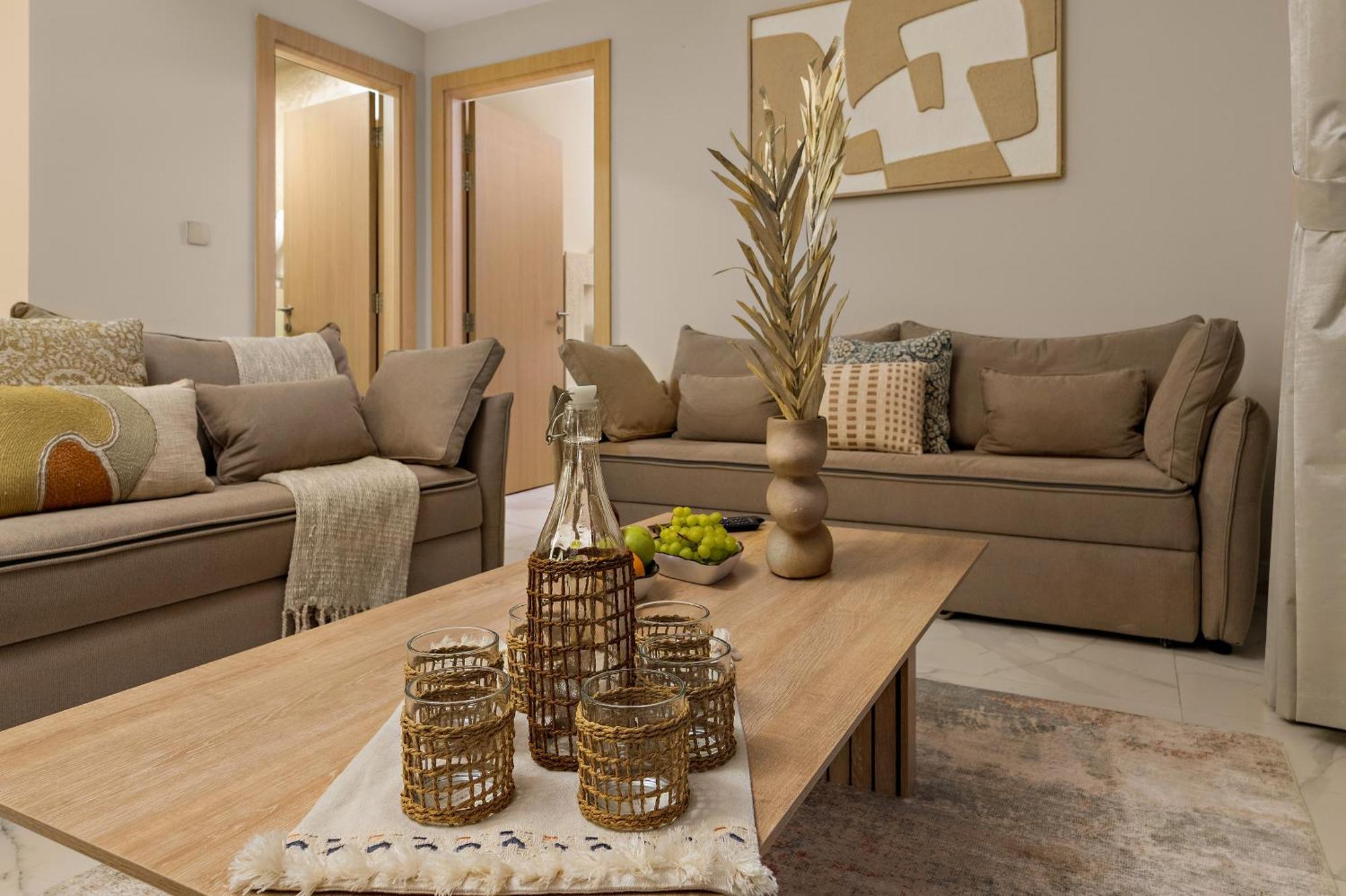 Apartment Stunning Waterfront Burj Views With Pool & Gym, Sleeps 6