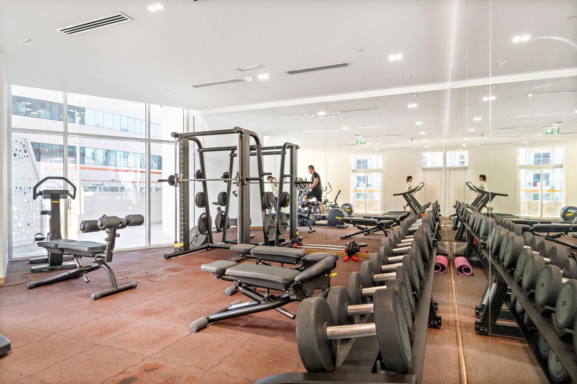 Stunning Waterfront Burj Views With Pool & Gym, Sleeps 6 Apartment *