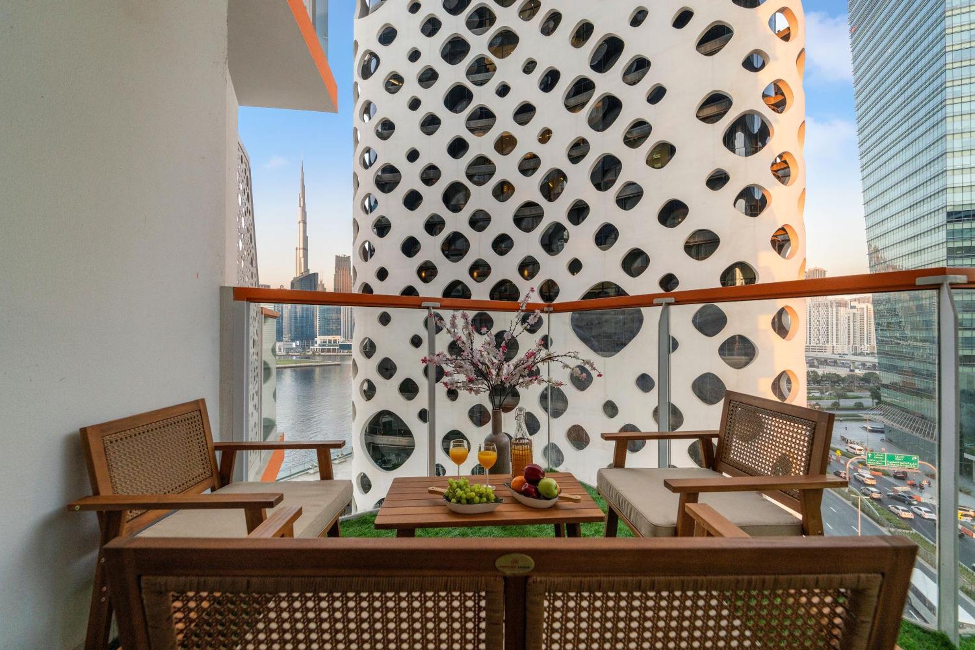 Stunning Waterfront Burj Views With Pool & Gym, Sleeps 6 Apartment