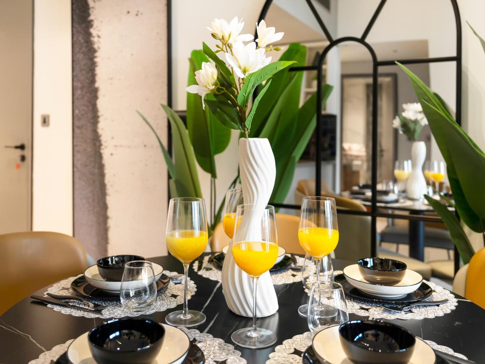 Chic 2br Near Mall & Burj L Canal & View I 5 Pax Apartment