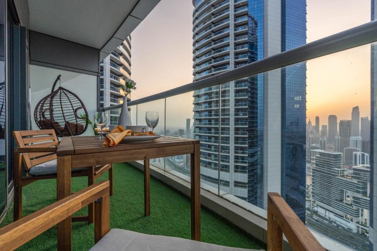 1 Bedroom With Burj Khalifa & View From 54th Floor Skyscraper Apartment Dubai