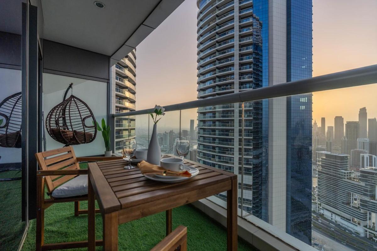 1 Bedroom With Burj Khalifa & View From 54th Floor Skyscraper Apartment *