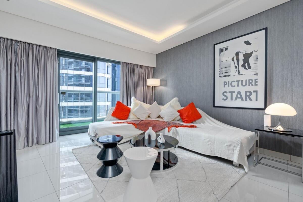 1 Bedroom With Burj Khalifa & View From 54th Floor Skyscraper Apartment