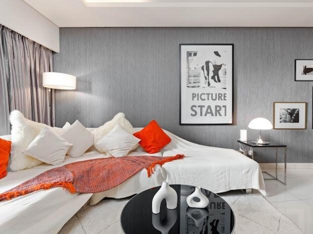 1 Bedroom With Burj Khalifa & View From 54th Floor Skyscraper Apartment *