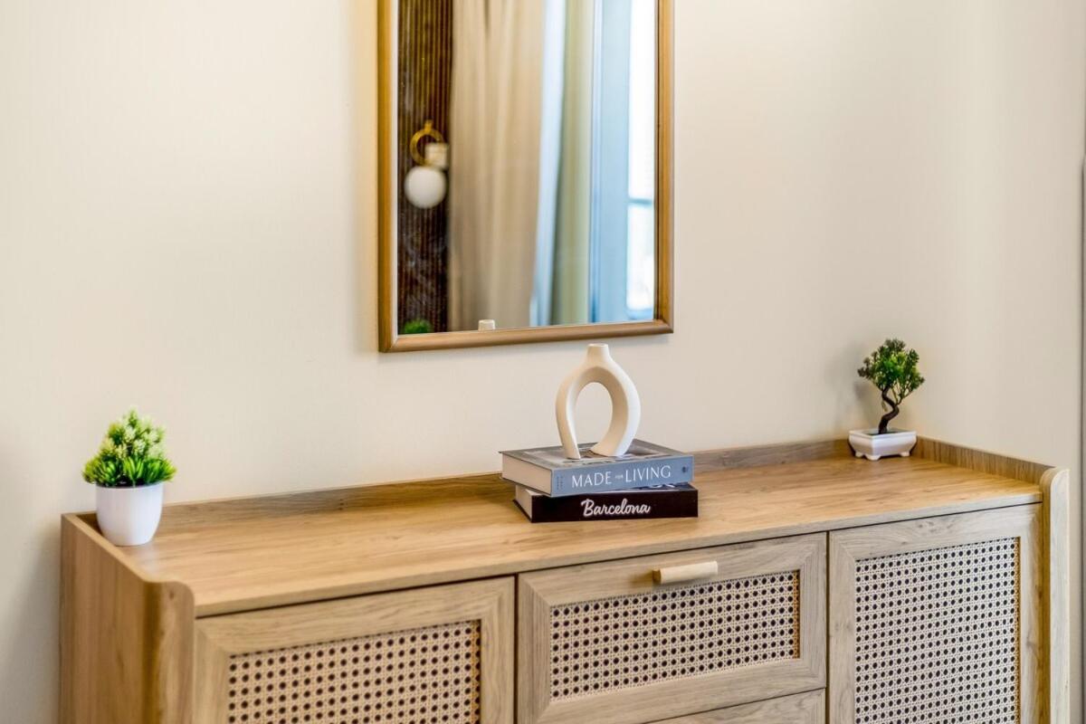 Bohemian 2 Bedroom In The Heart Of Marina Apartment *