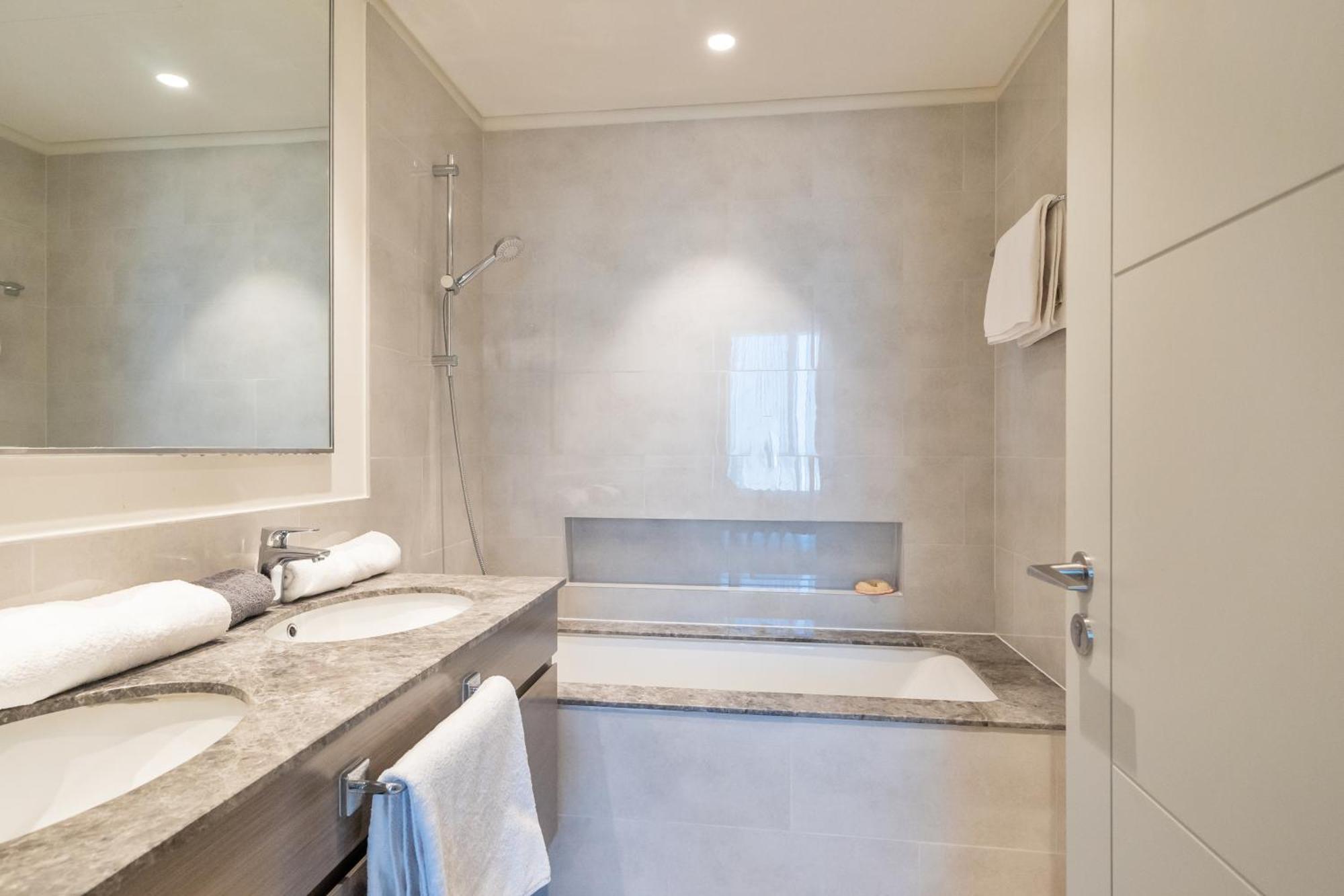 2Br Downtown Views Near Burj Khalifa & Dubai Mall *