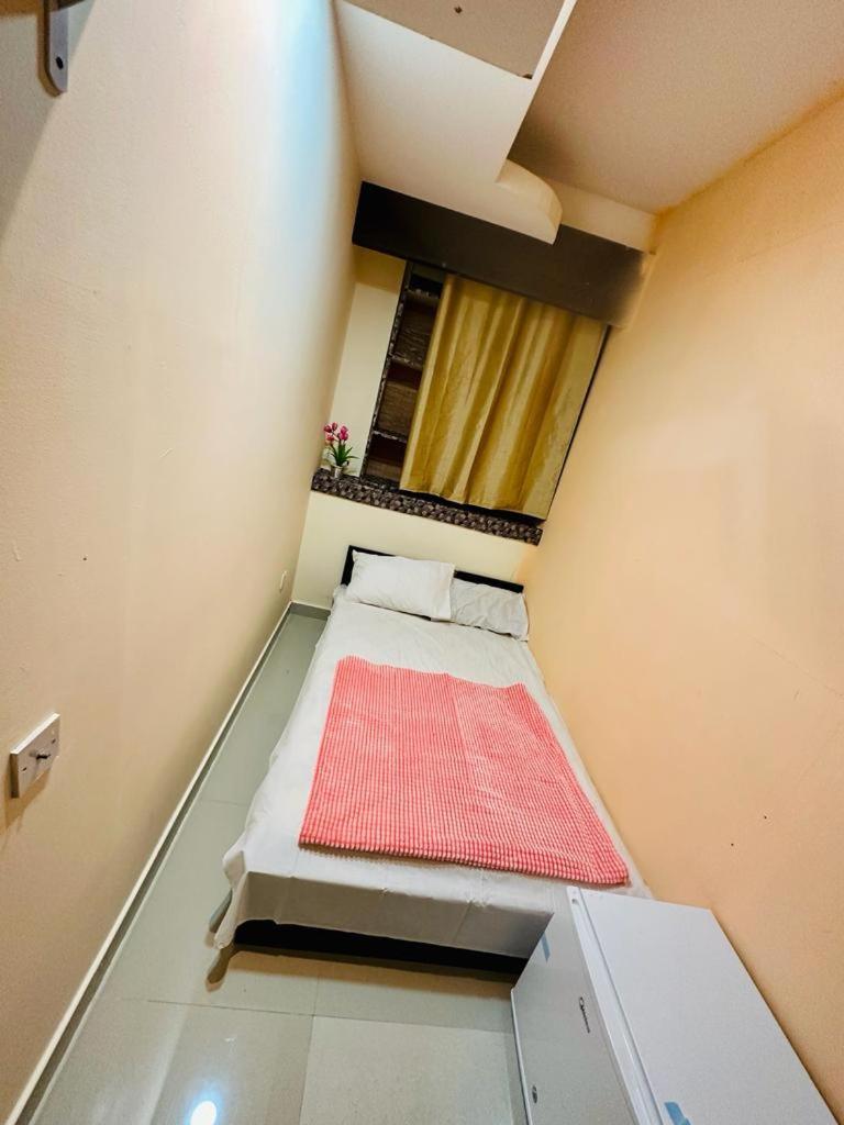 Couples Tv Fridge Close To Metro Pansiyon