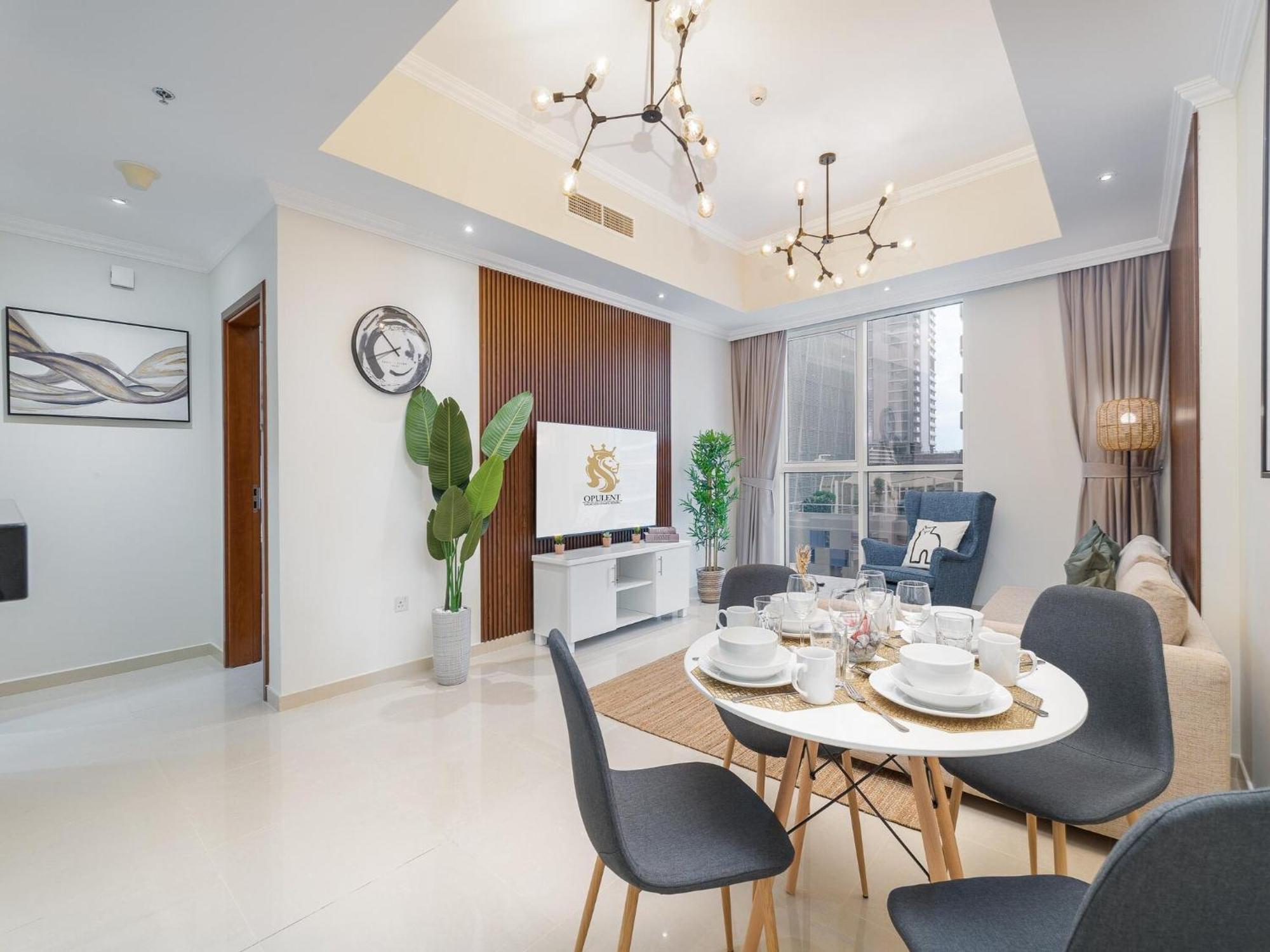 Luxe Near Mall Burj Khalifa Pool Gym Parking Apartment