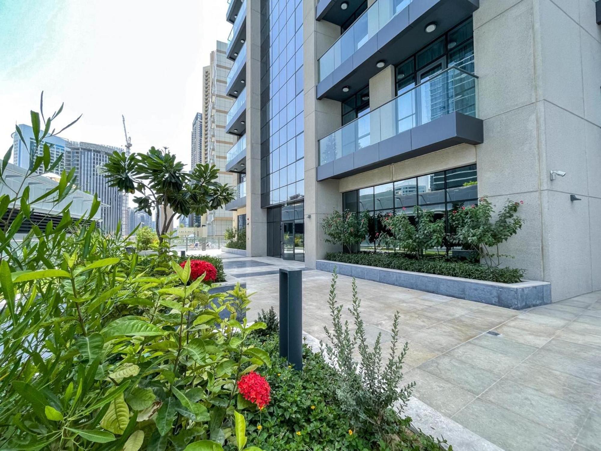 Luxe Near Mall Burj Khalifa Pool Gym Parking Apartment *